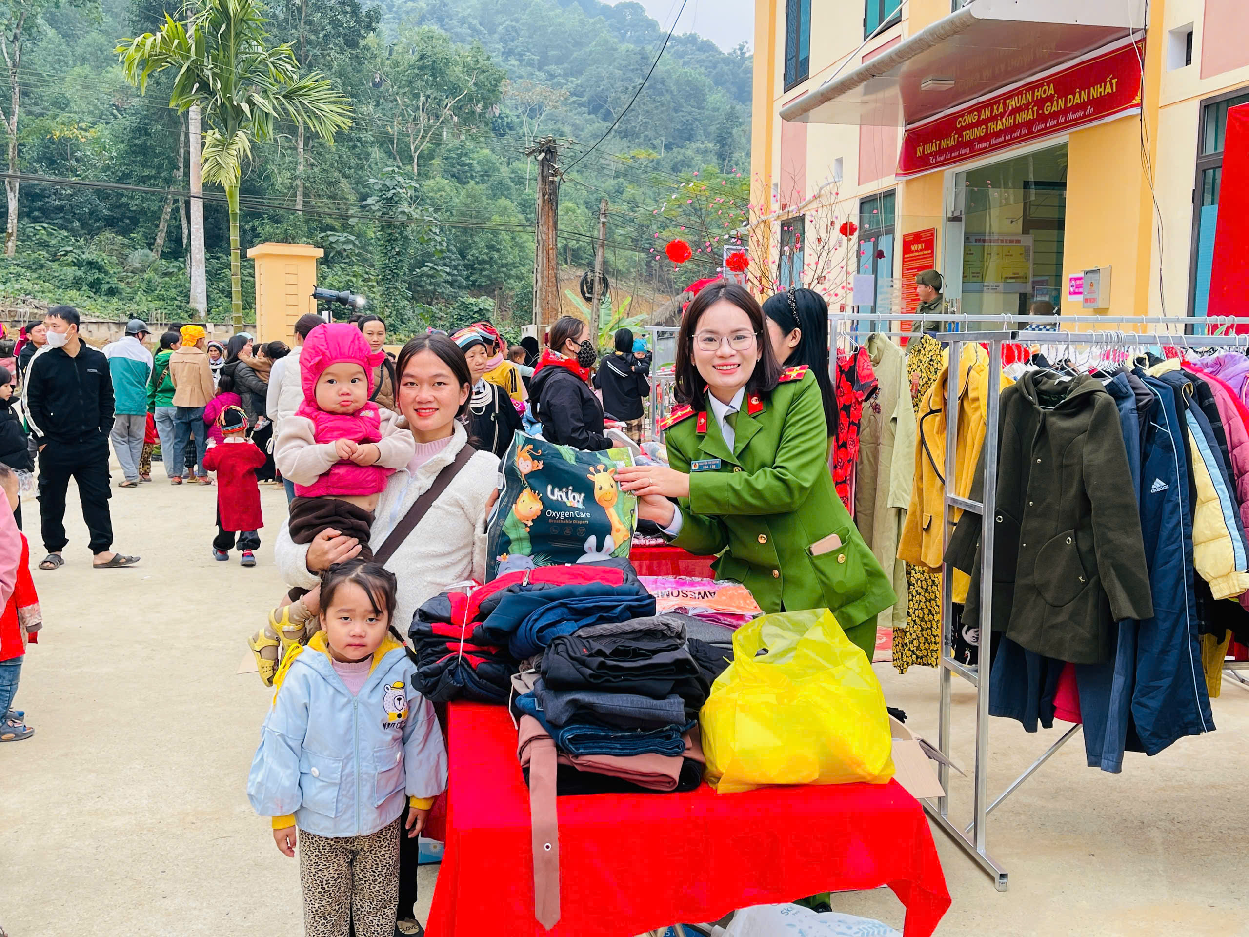 Ấm ấp từ Gian hàng không đồng tại Thuận Hòa