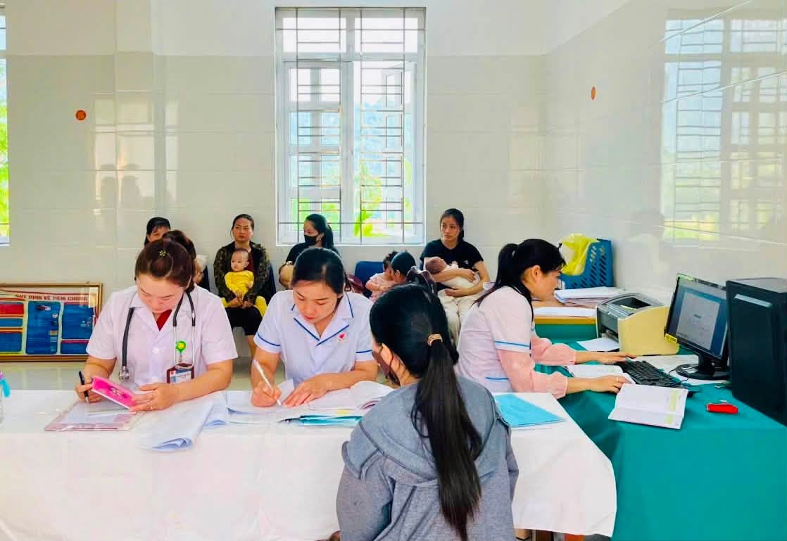 TRẠM Y TẾ XÃ XUÂN GIANG TRIỂN KHAI TIÊM CHỦNG THƯỜNG XUYÊN, BẢO VỆ SỨC KHỎE NHÂN DÂN