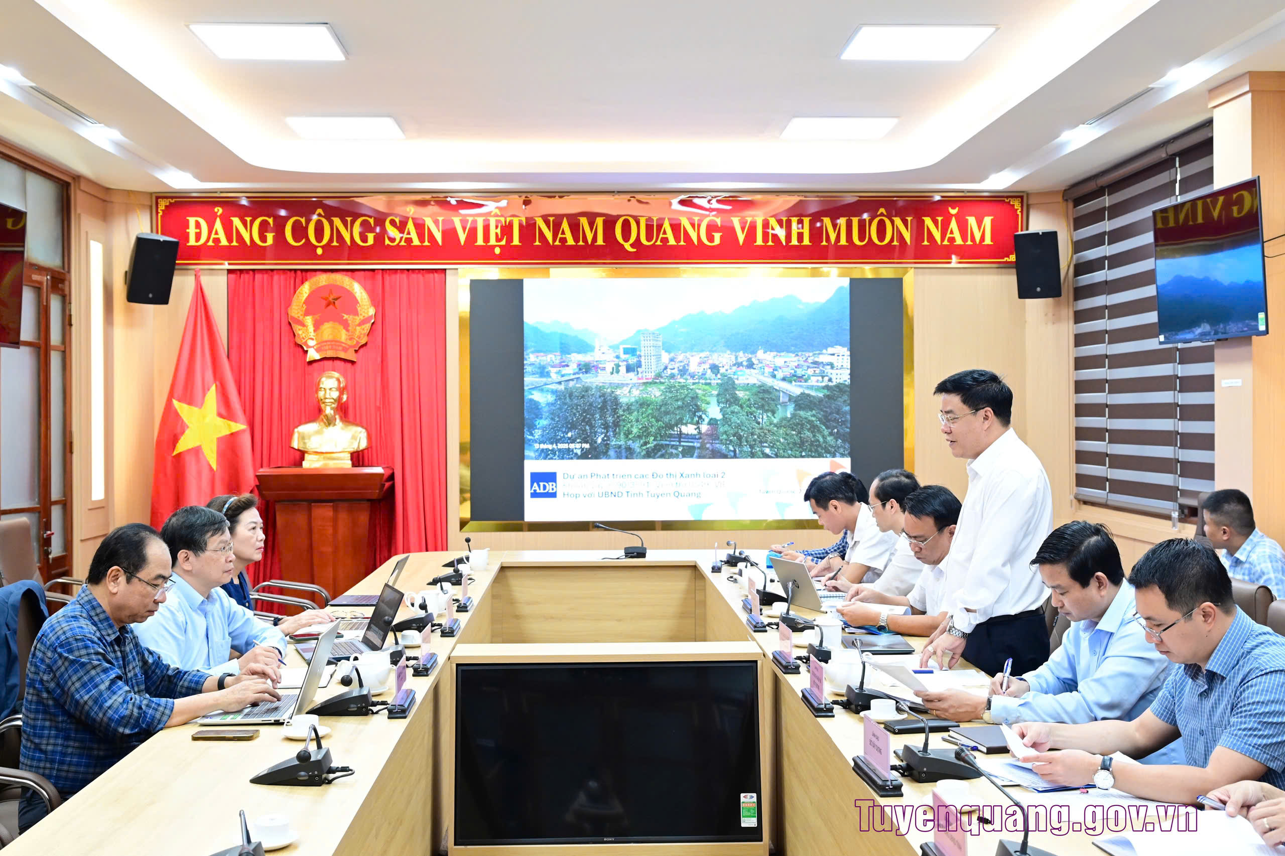 Lãnh đạo UBND tỉnh làm việc với Đoàn công tác ADB về dự án phát triển các đô thị loại II