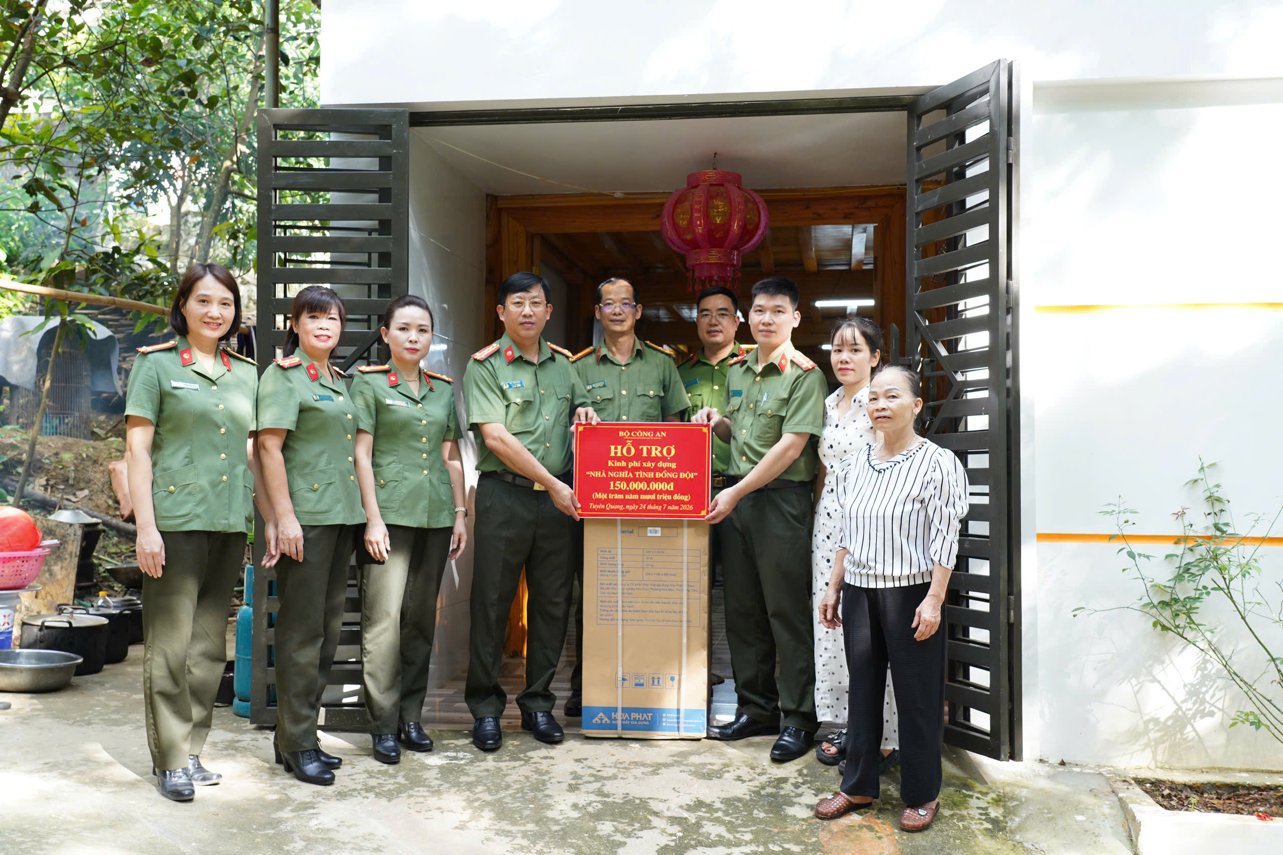 CÔNG AN TỈNH TUYÊN QUANG TRAO 150 TRIỆU HỖ TRỢ XÂY DỰNG NHÀ NGHĨA TÌNH ĐỒNG ĐỘI