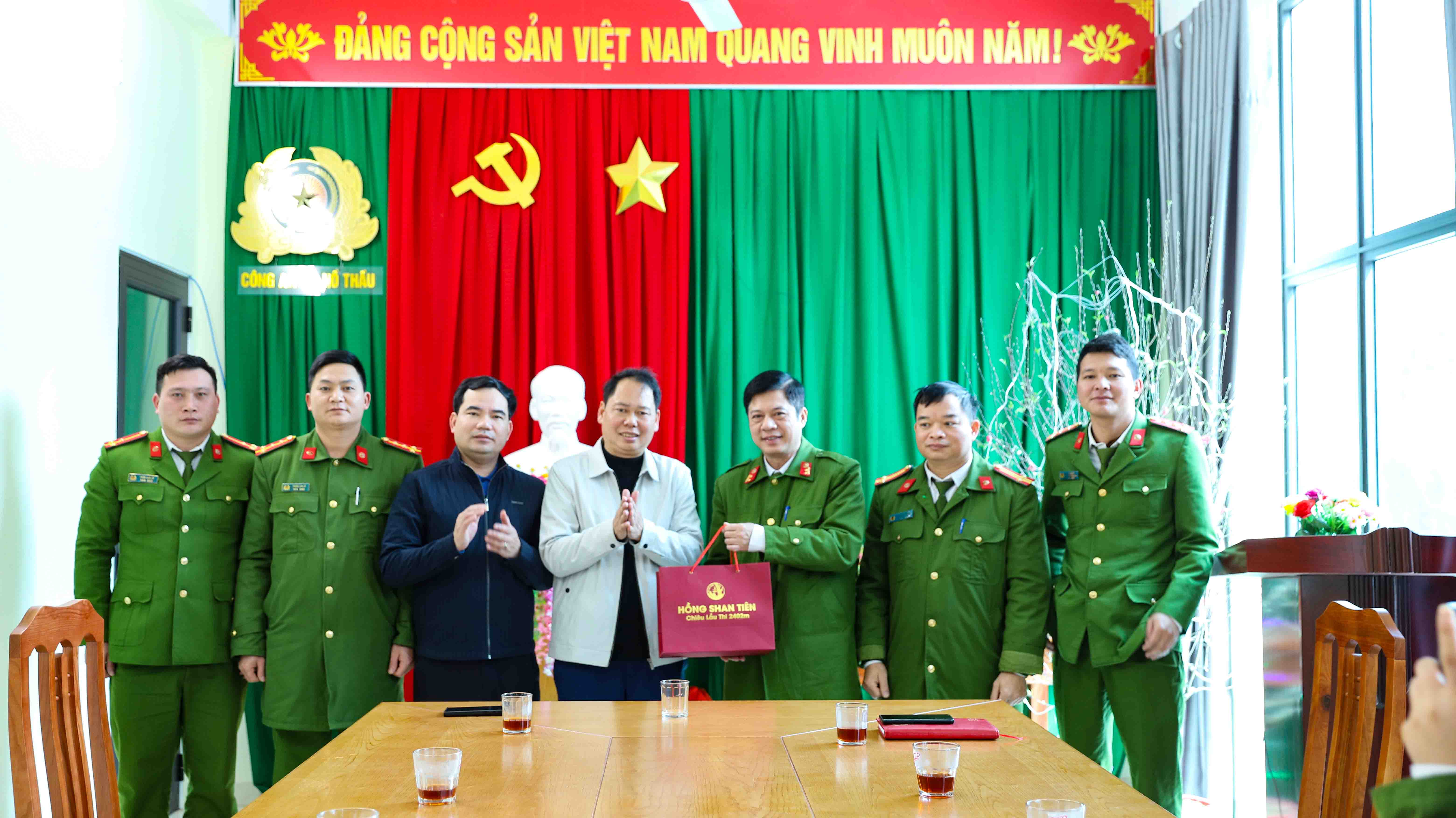 Lãnh đạo xã Hồ Thầu thăm, tặng quà, chúc tết một số cơ quan, đơn vị trực Tết Nguyên đán Bính Ngọ 2026