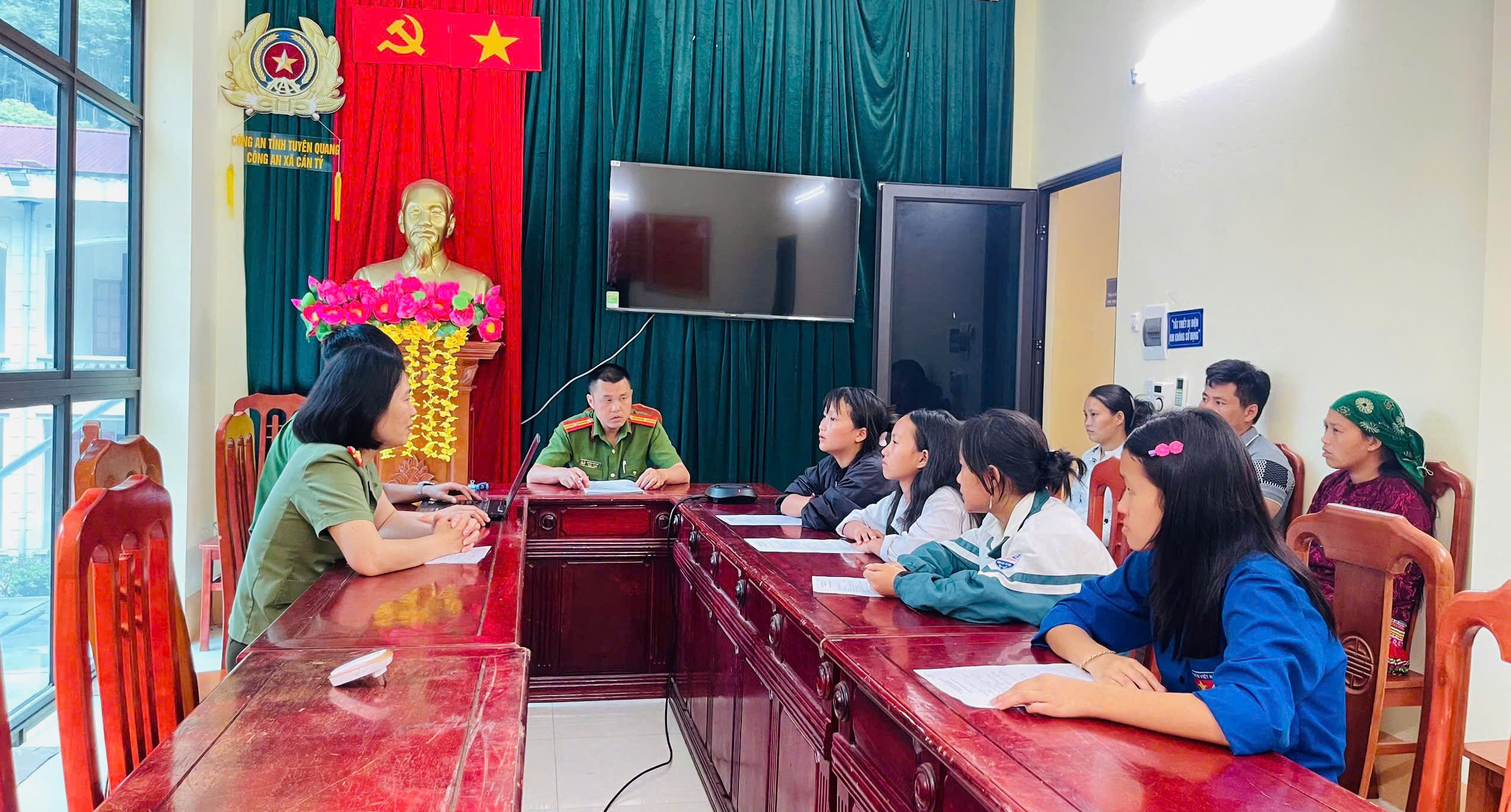 LỰC LƯỢNG CÔNG AN CƠ SỞ NGĂN CHẶN KỊP THỜI 4 HỌC SINH NỮ SẬP BẪY “VIỆC NHẸ, LƯƠNG CAO”