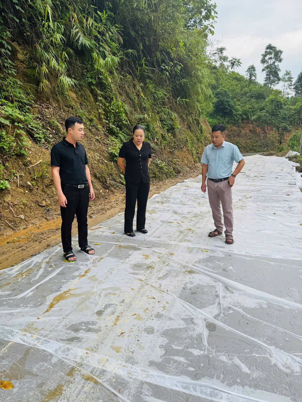 LÃNH ĐẠO XÃ THƯỢNG SƠN KIỂM TRA TIẾN ĐỘ THI CÔNG TUYẾN ĐƯỜNG TRUNG TÂM XÃ ĐI THÔN BẢN KHOÉC, LÙNG VÙI