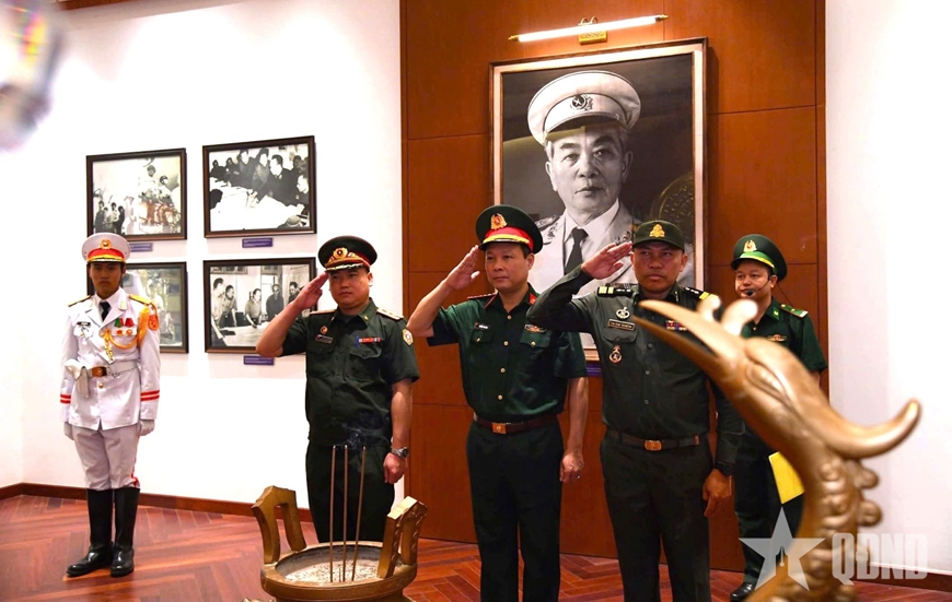 Sĩ quan trẻ Quân đội ba nước Việt Nam - Lào - Campuchia dâng hương tưởng niệm Chủ tịch Hồ Chí Minh