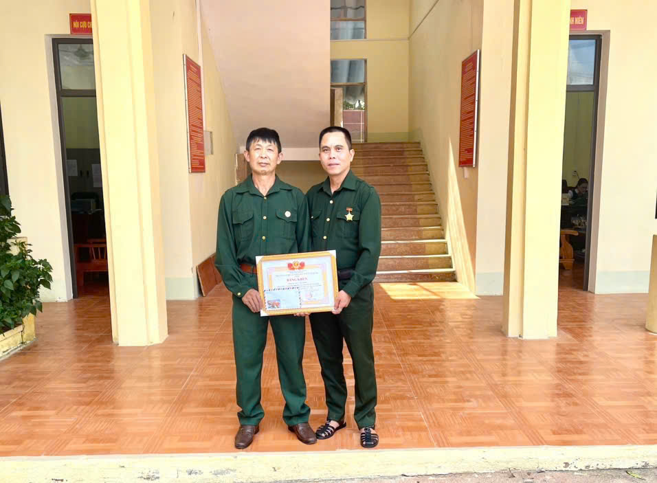 Trao tặng bằng khen cho cá nhân tiêu biểu trong phong trào “Cựu chiến binh giúp nhau giảm nghèo, làm kinh tế giỏi”
