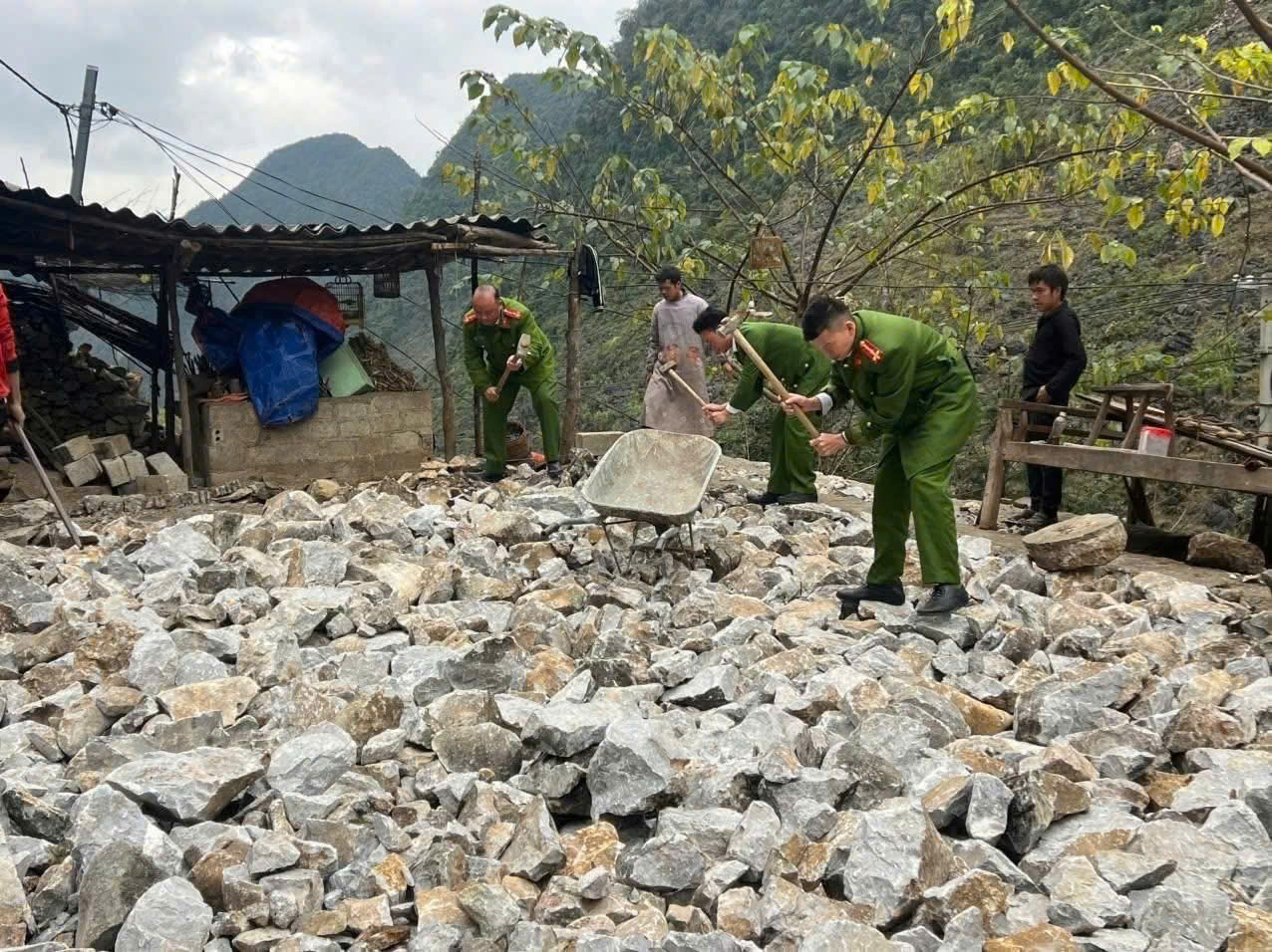 CHÚNG TÔI ĐẾN VỚI MIỀN ĐÁ XÁM KHÂU VAI