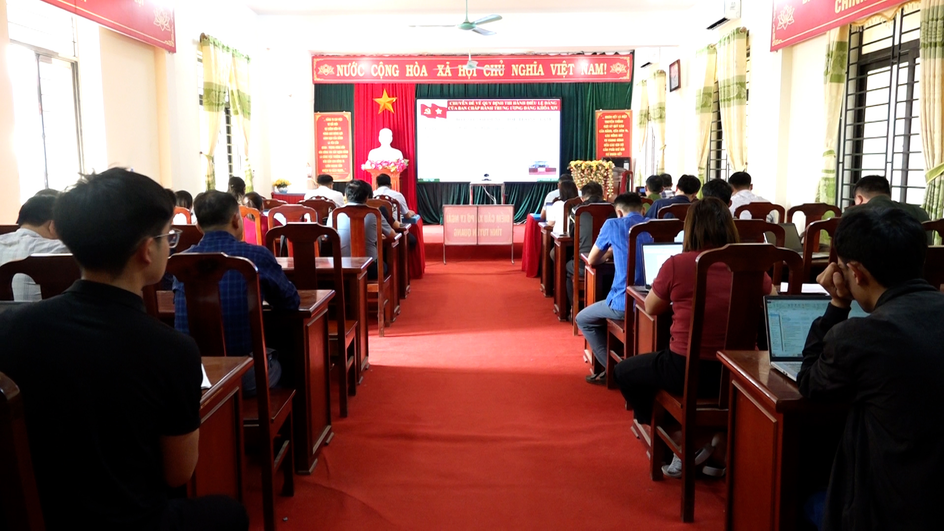 Điểm cầu trực tuyến xã Pờ Ly Ngài dự Hội nghị toàn quốc nghiên cứu, học tập, quán triệt và triển khai thực hiện Nghị quyết Hội nghị lần thứ hai ban Chấp hành Trung ương  Đảng khóa XIV.