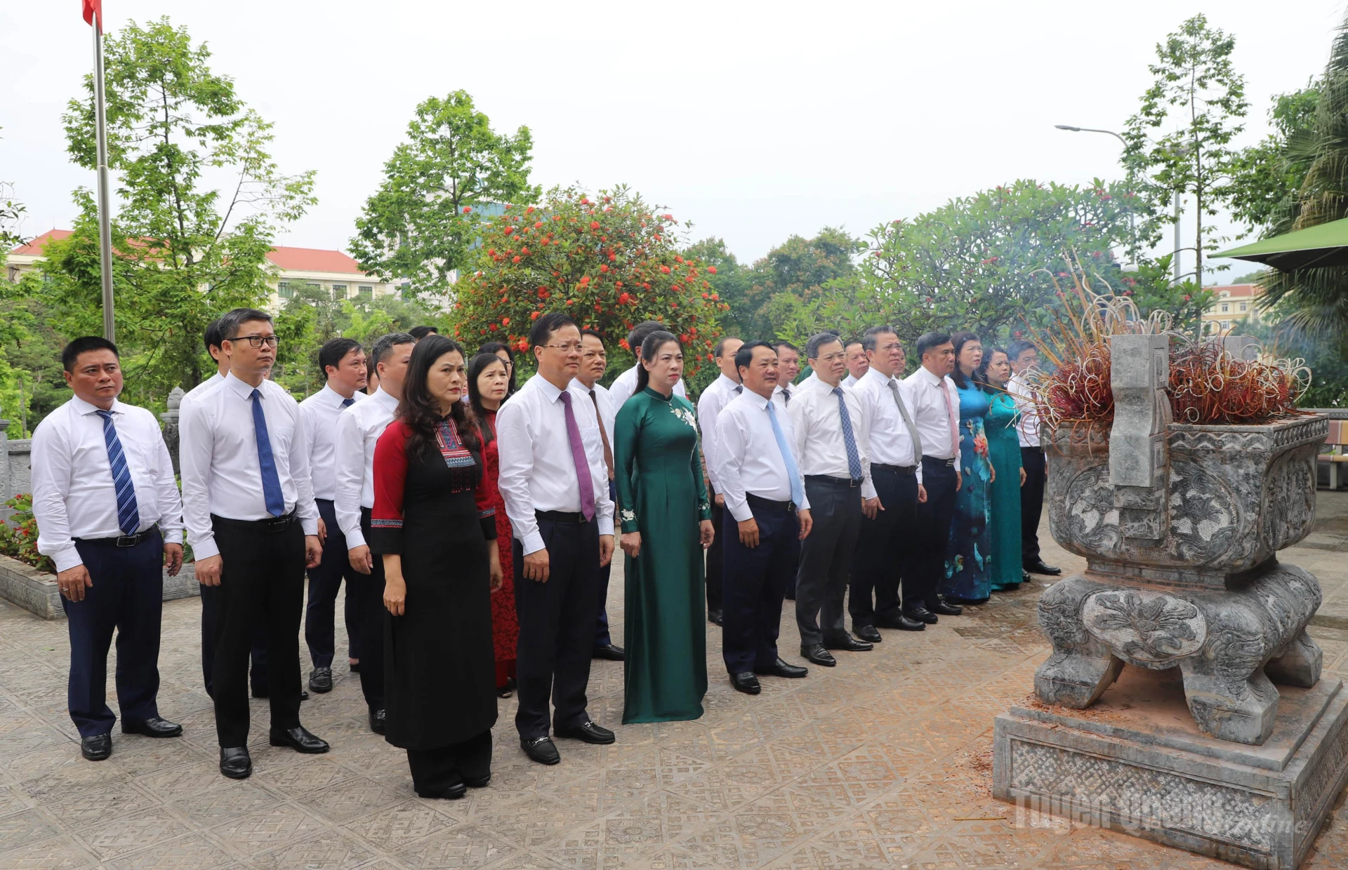 Các đồng chí lãnh đạo tỉnh dâng hương nhân kỷ niệm 136 năm Ngày sinh Chủ tịch Hồ Chí Minh