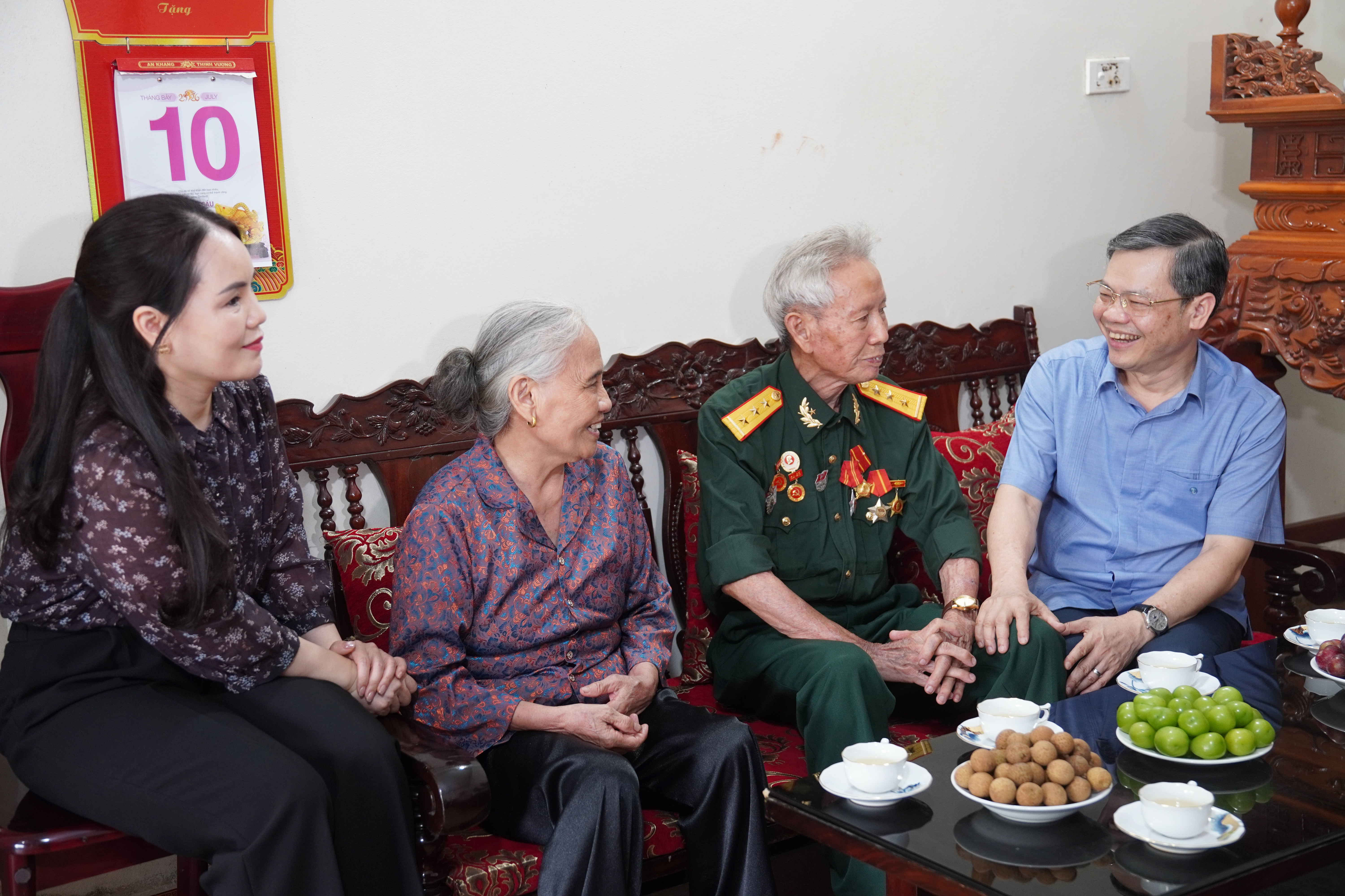 Đồng chí Nguyễn Văn Sơn Phó Bí thư Tỉnh ủy, Chủ tịch HĐND tỉnh thăm, tặng quà người có công và thân nhân người có công tại xã Sơn Dương