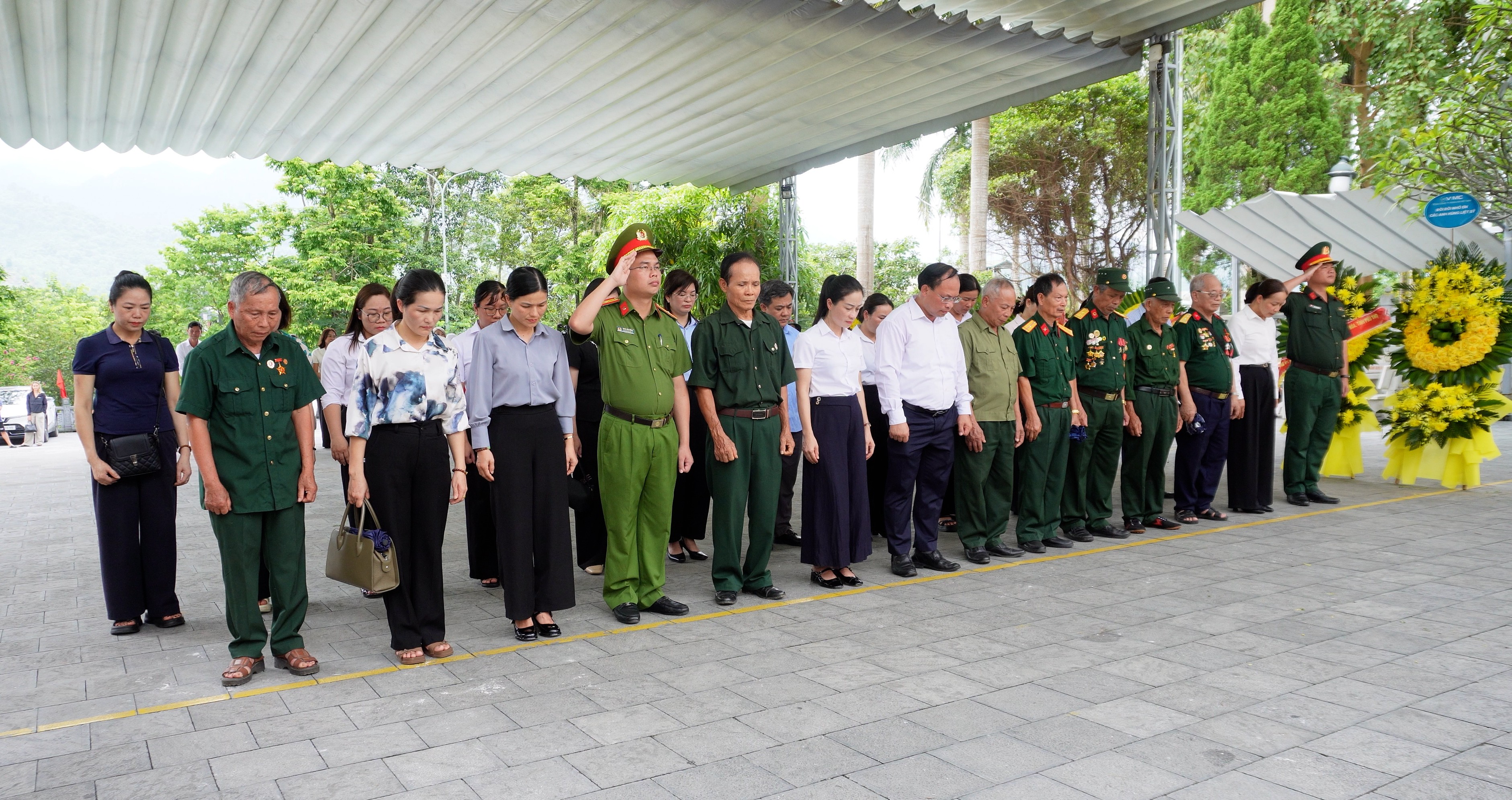 Đoàn đại biểu xã Nà Hang dâng hương, tưởng niệm các Anh hùng Liệt sĩ tại Nghĩa trang Liệt sĩ Quốc gia Vị Xuyên và Đền thờ liệt sĩ điểm cao 468