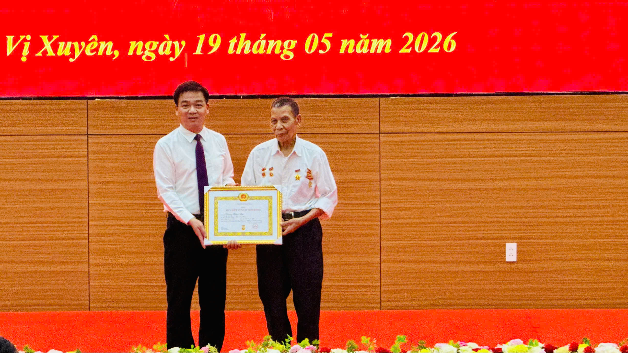 Lễ trao Huy hiệu Đảng đợt 19/5/2026