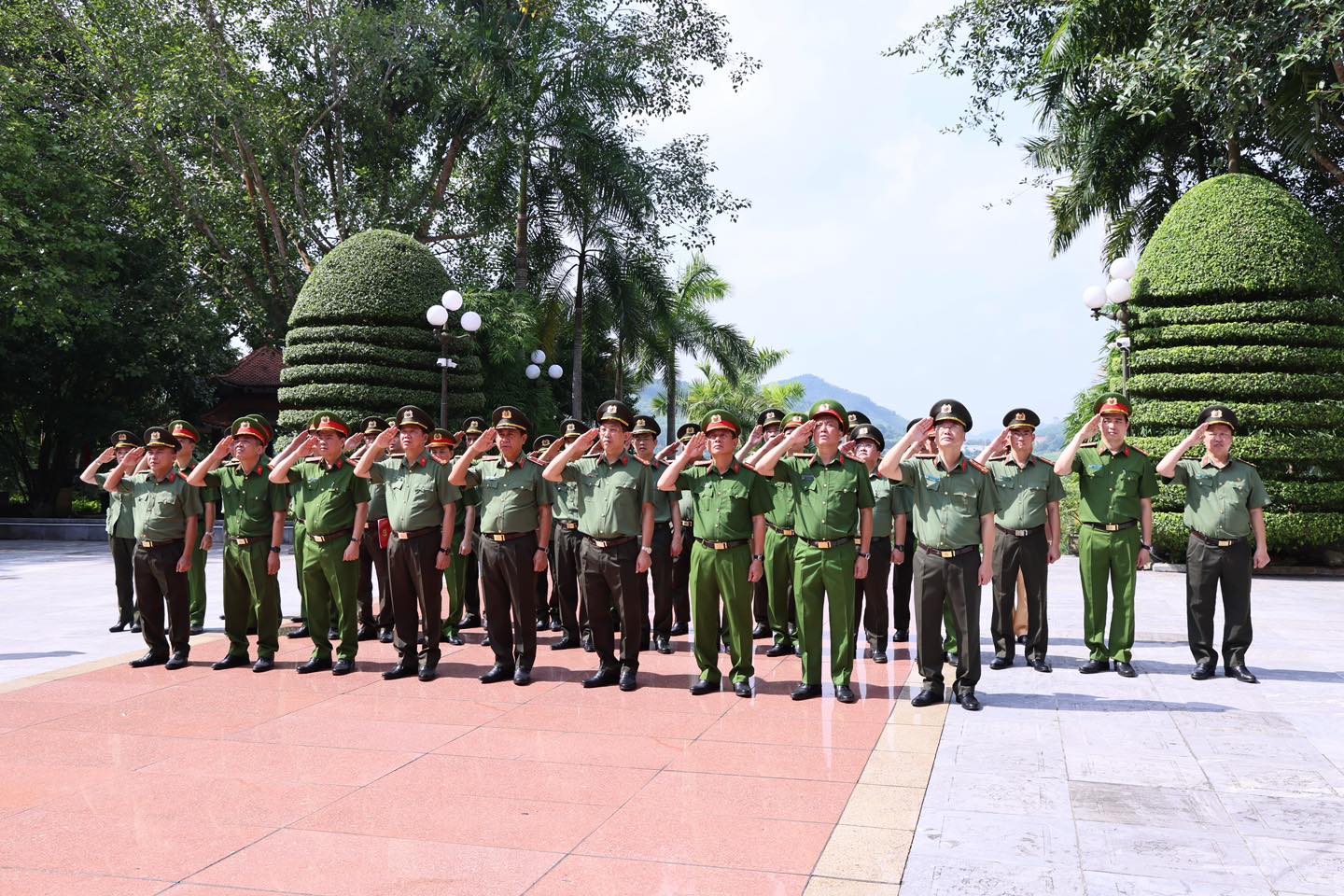 BÁO CÔNG DÂNG BÁC NHÂN KỶ NIỆM 80 NĂM NGÀY TRUYỀN THỐNG CAND VIỆT NAM 