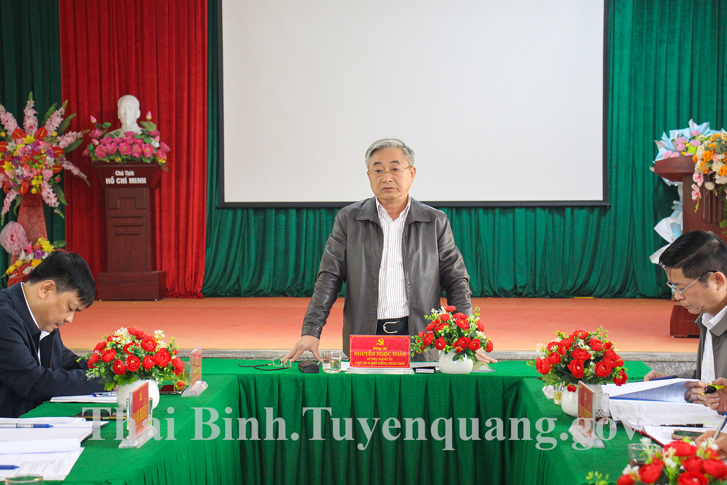 ĐỒNG CHÍ BÍ THƯ ĐẢNG ỦY XÃ THĂM VÀ LÀM VIỆC VỚI CHI BỘ THÔN TRUNG TÂM 