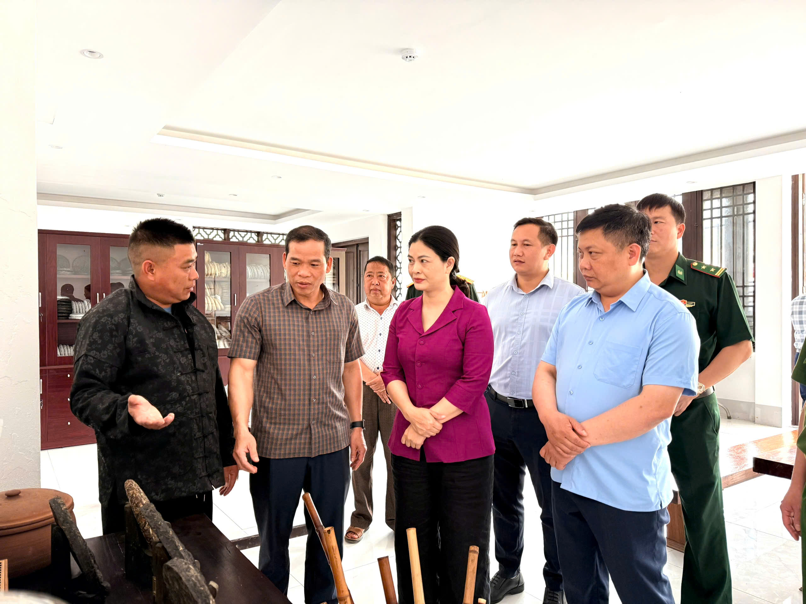 ĐỒNG CHÍ VƯƠNG NGỌC HÀ KIỂM TRA CÁC CÔNG TRÌNH, MÔ HÌNH PHÁT TRIỂN KINH TẾ TẠI XÃ LŨNG CÚ
