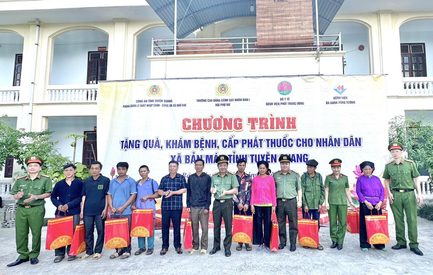 CÔNG AN TUYÊN QUANG HƯỚNG VỀ CƠ SỞ: MANG NIỀM VUI AN SINH ĐẾN VỚI ĐỒNG BÀO BẢN MÁY