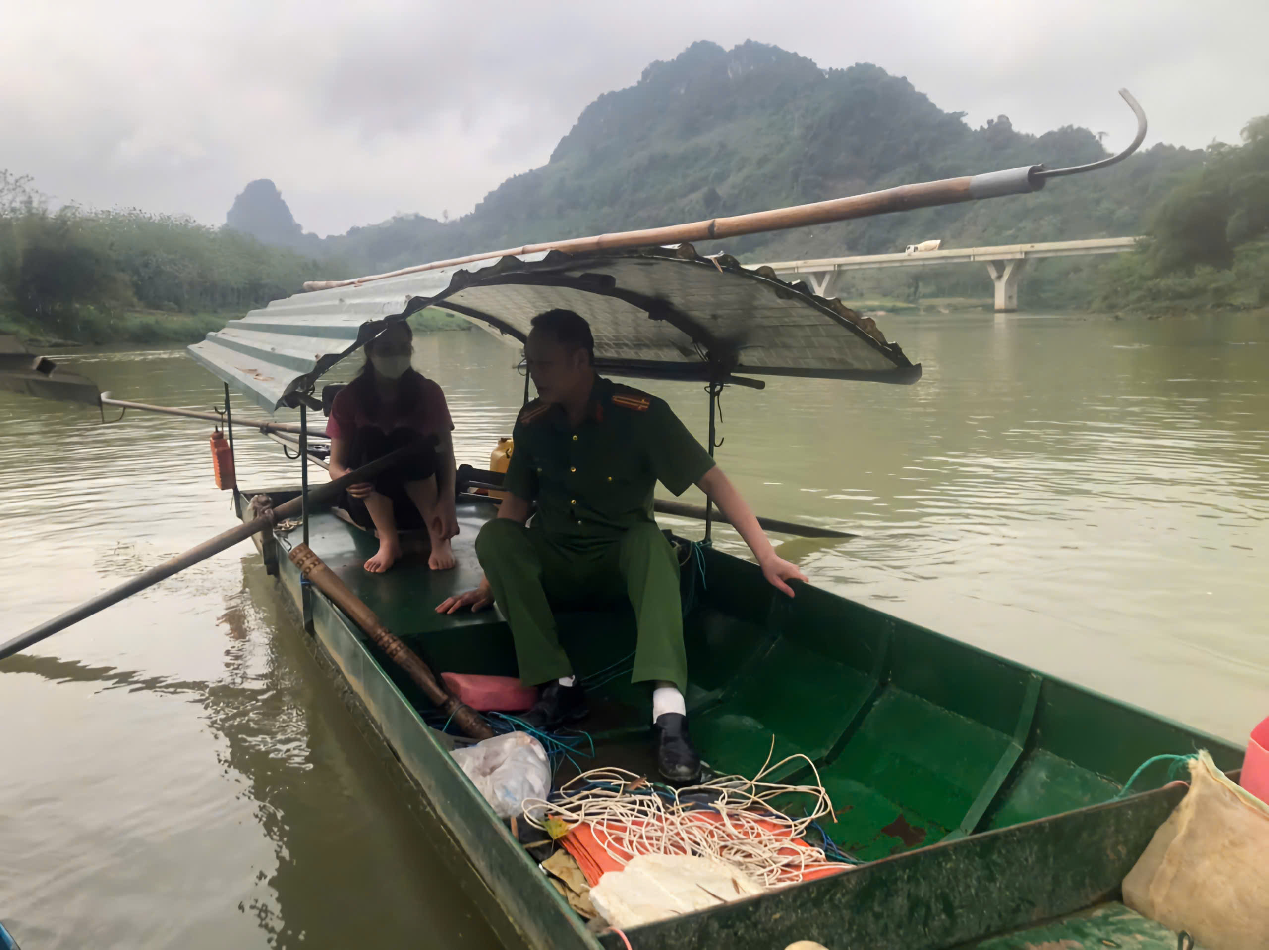 Công an xã Vĩnh Tuy tuần tra kiểm soát trên tuyến Sông Lô