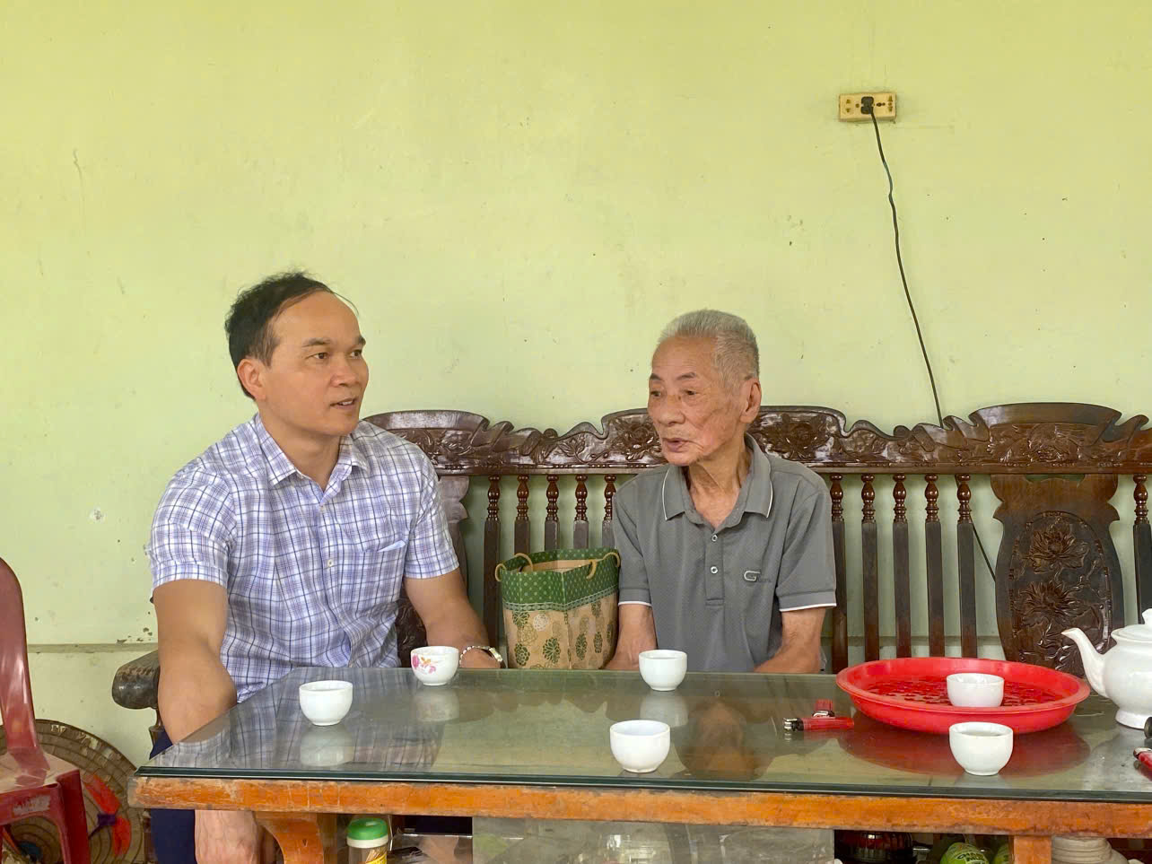 Lãnh đạo xã thăm, tặng quà người có công với cách mạng nhân dịp kỷ niệm ngày thương binh - liệt sĩ 27/7