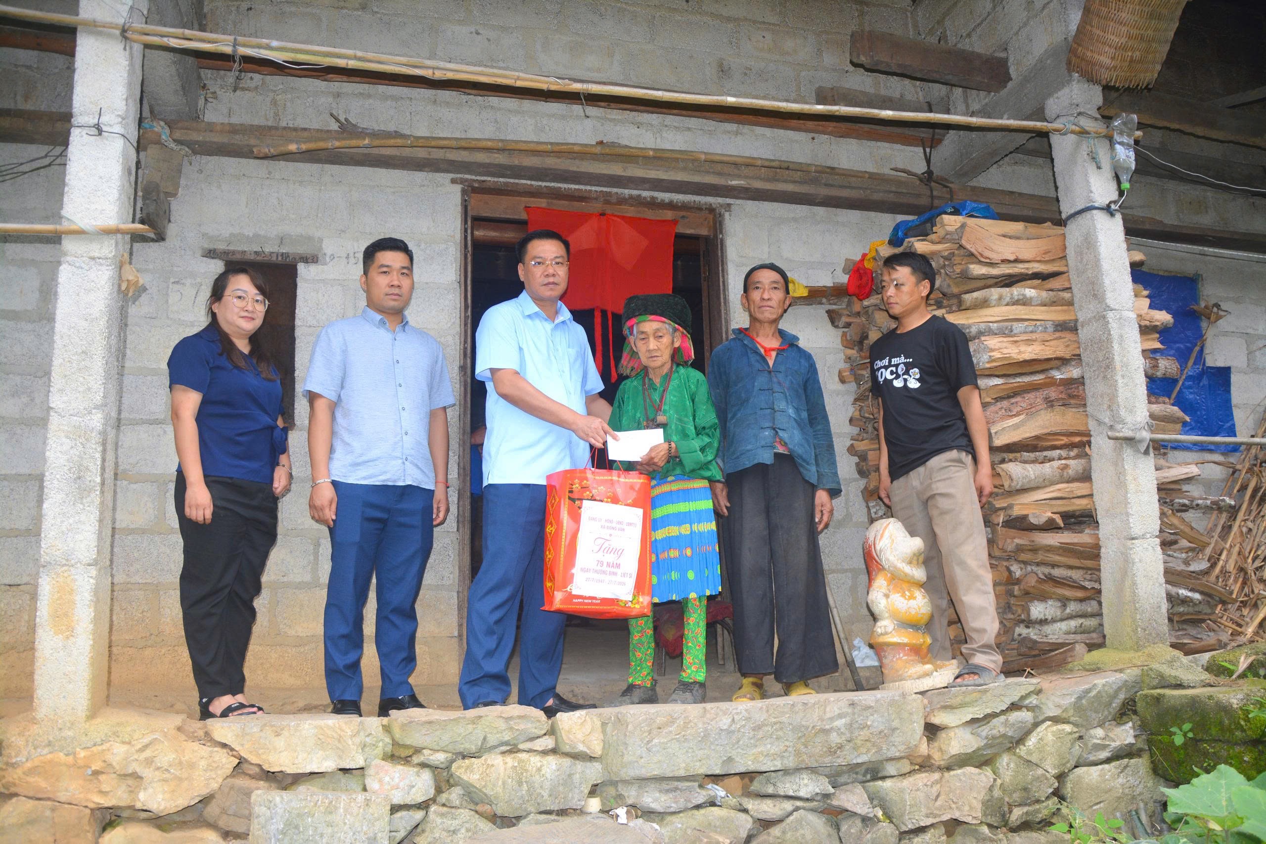 Lãnh đạo xã Đồng Văn thăm, tặng quà gia đình chính sách, người có công nhân dịp 27/7