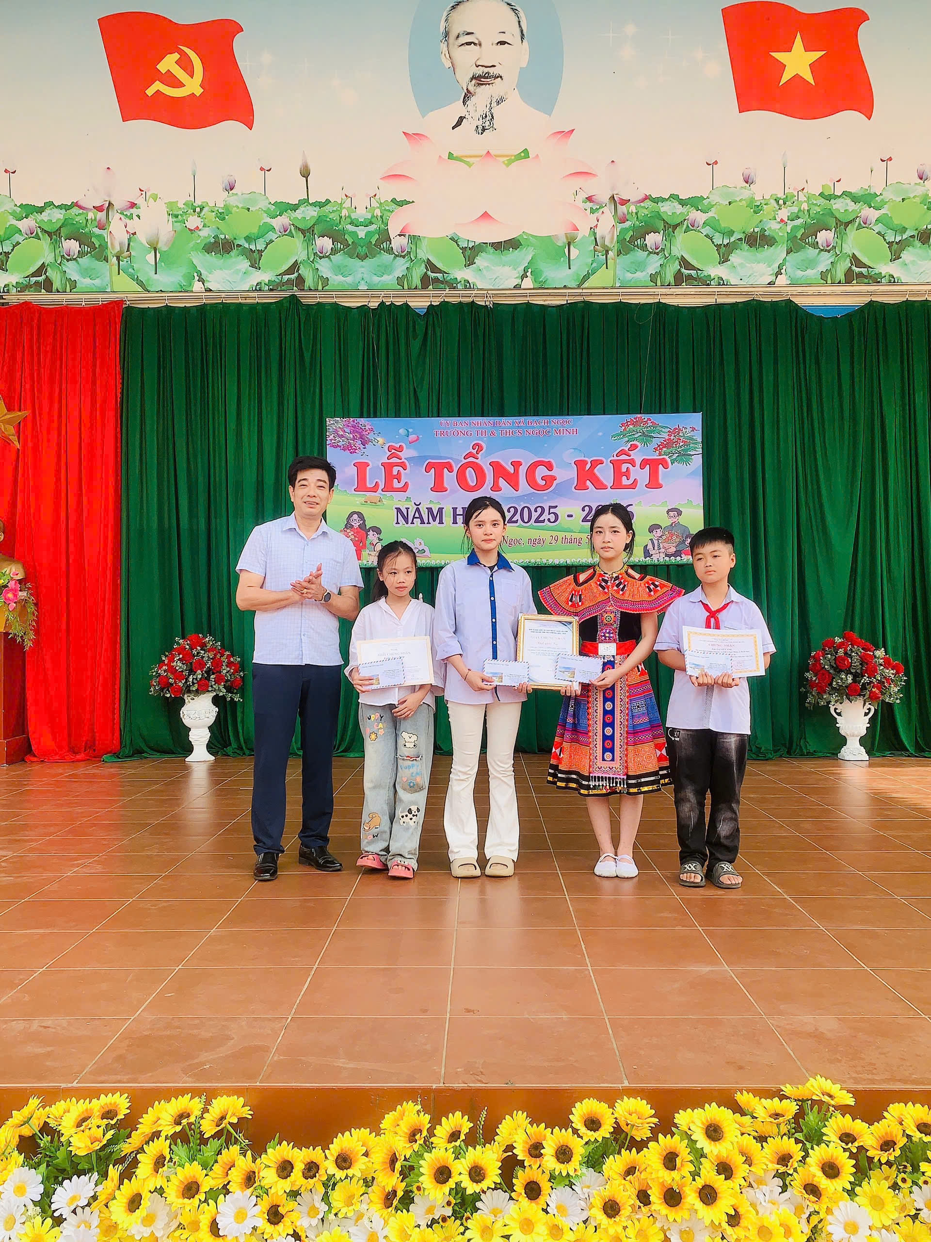 Các đồng chí lãnh đạo Dự lễ tổng kết năm học 2025 – 2026 và tặng quà thiếu nhi nhân dịp 1/6 tại trường TH&THCS Ngọc Minh