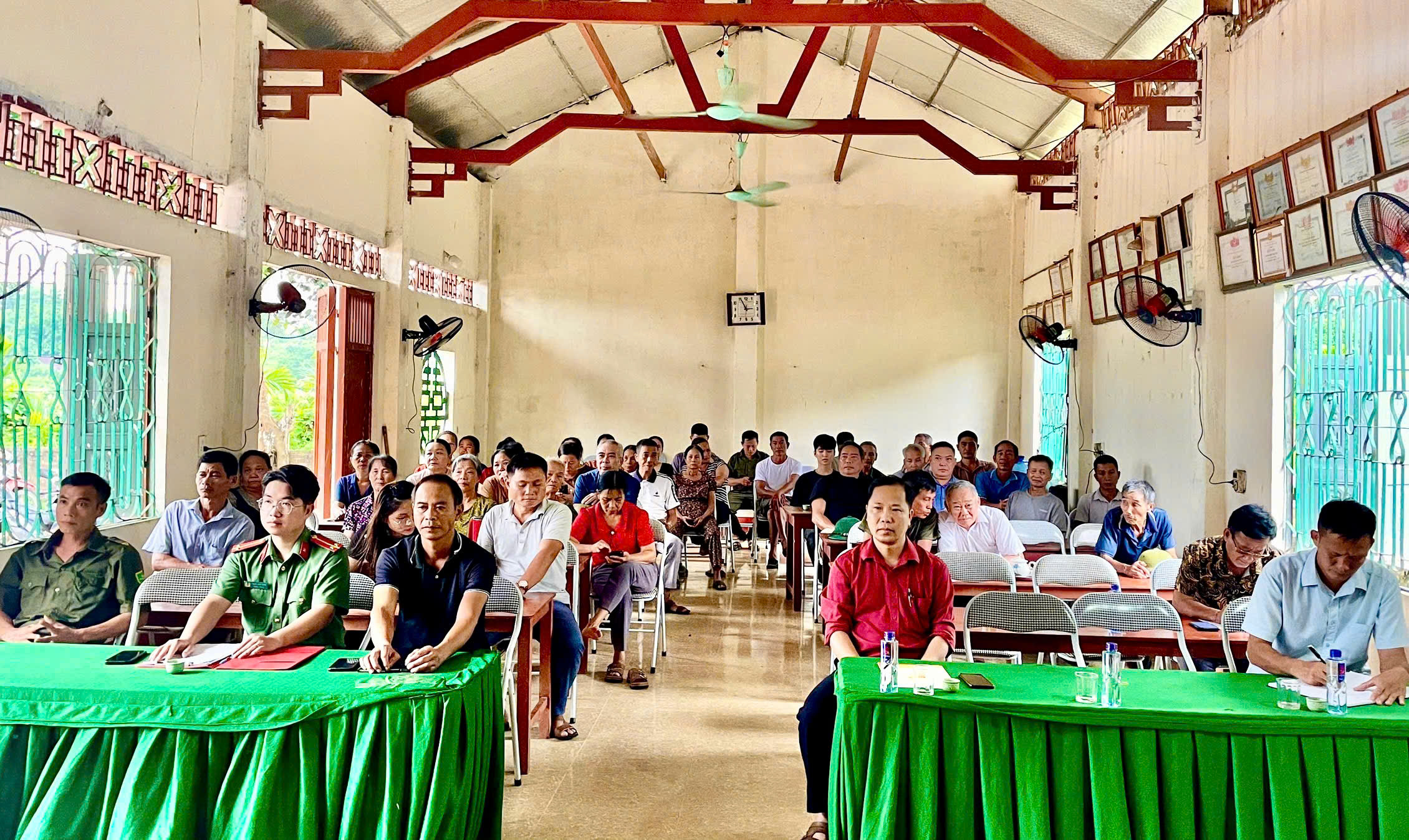 Đồng chí Vũ Tiến Quyết, Ủy viên Ban Chấp hành Đảng b ộ, Phó Chủ tịch UBND xã dự Ngày hội toàn dân bảo vệ an ninh tổ quốc tại thôn Phù Yên 