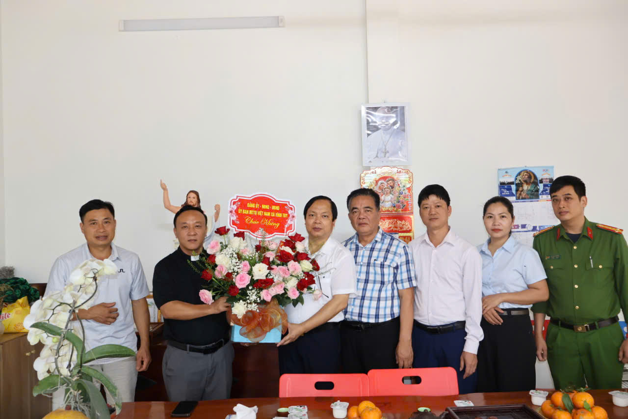 Các đoàn công tác UBND xã Vĩnh Tuy thăm, tặng quà các cơ sở tôn giáo nhân dịp lễ phục sinh năm 2026