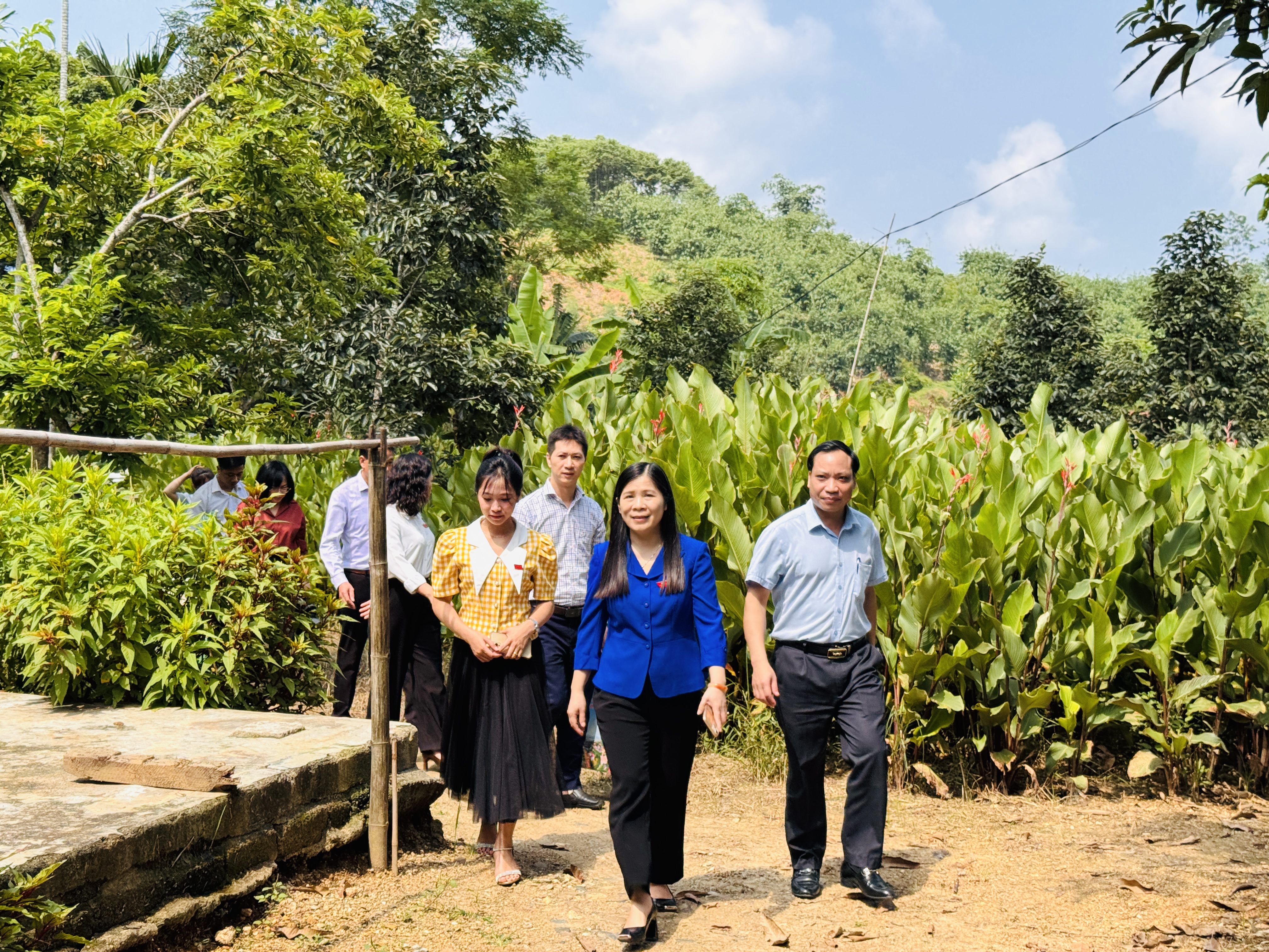 TỔ ĐẠI BIỂU HĐND TỈNH THĂM, TẶNG QUÀ MẸ LIỆT SĨ TẠI XÃ XUÂN VÂN