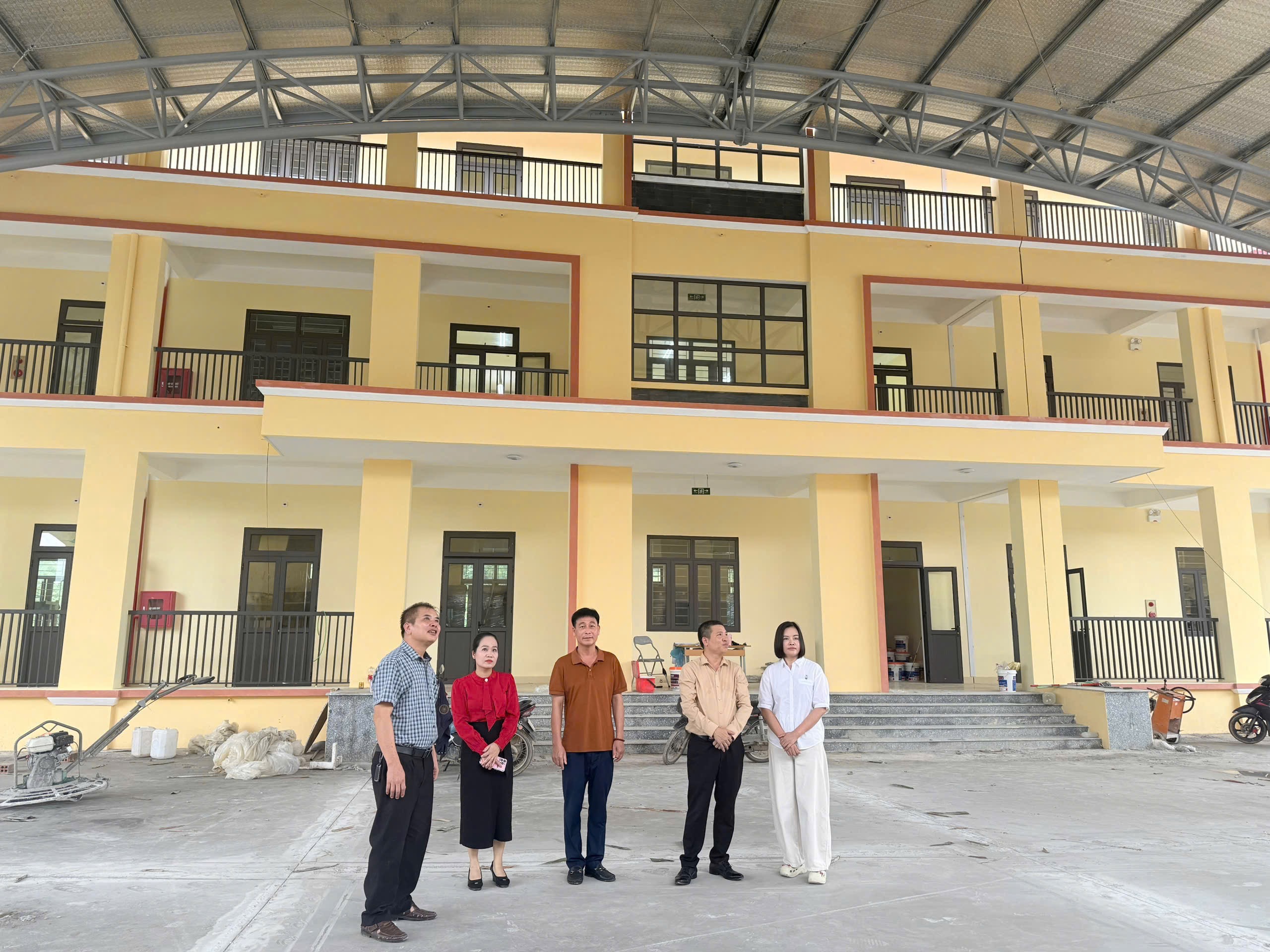 Đồng chí Phó Chủ tịch UBND xã Hoàng Văn Cảnh kiểm tra cơ sở vật chất, chuẩn bị khai giảng năm học mới 