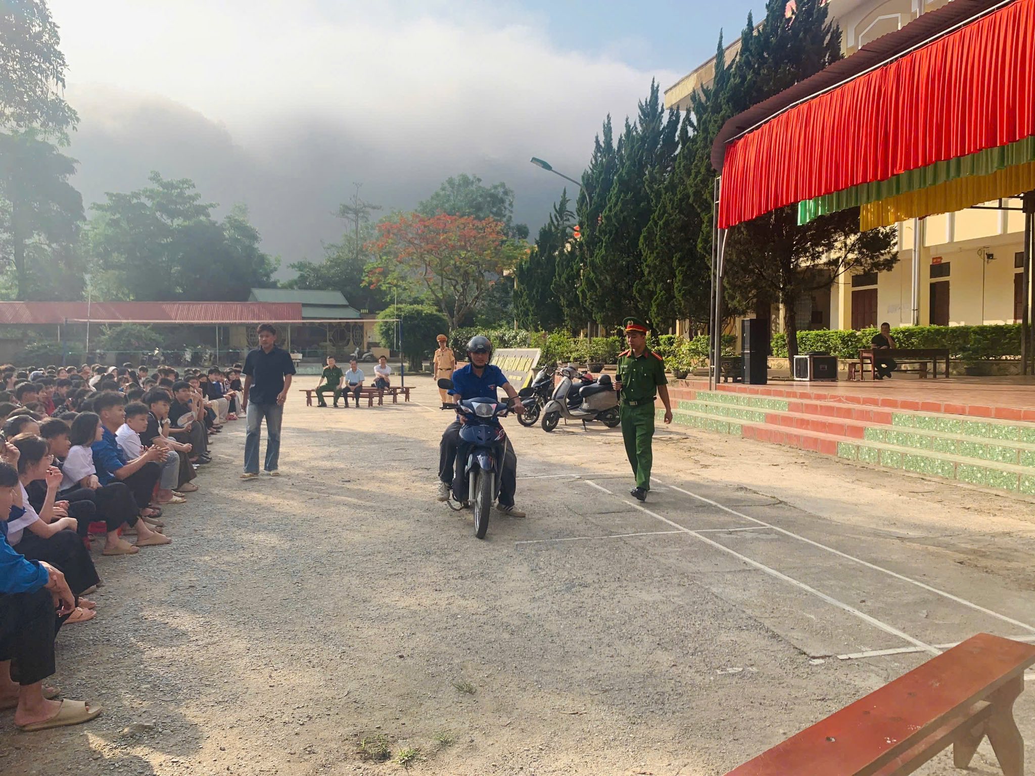CÔNG AN XÃ PÀ VẦY SỦ PHỐI HỢP TUYÊN TRUYỀN PHÁP LUẬT VỀ TRẬT TỰ AN TOÀN GIAO THÔNG VÀ HƯỚNG DẪN KỸ NĂNG LÁI XE GẮN MÁY AN TOÀN CHO HỌC SINH