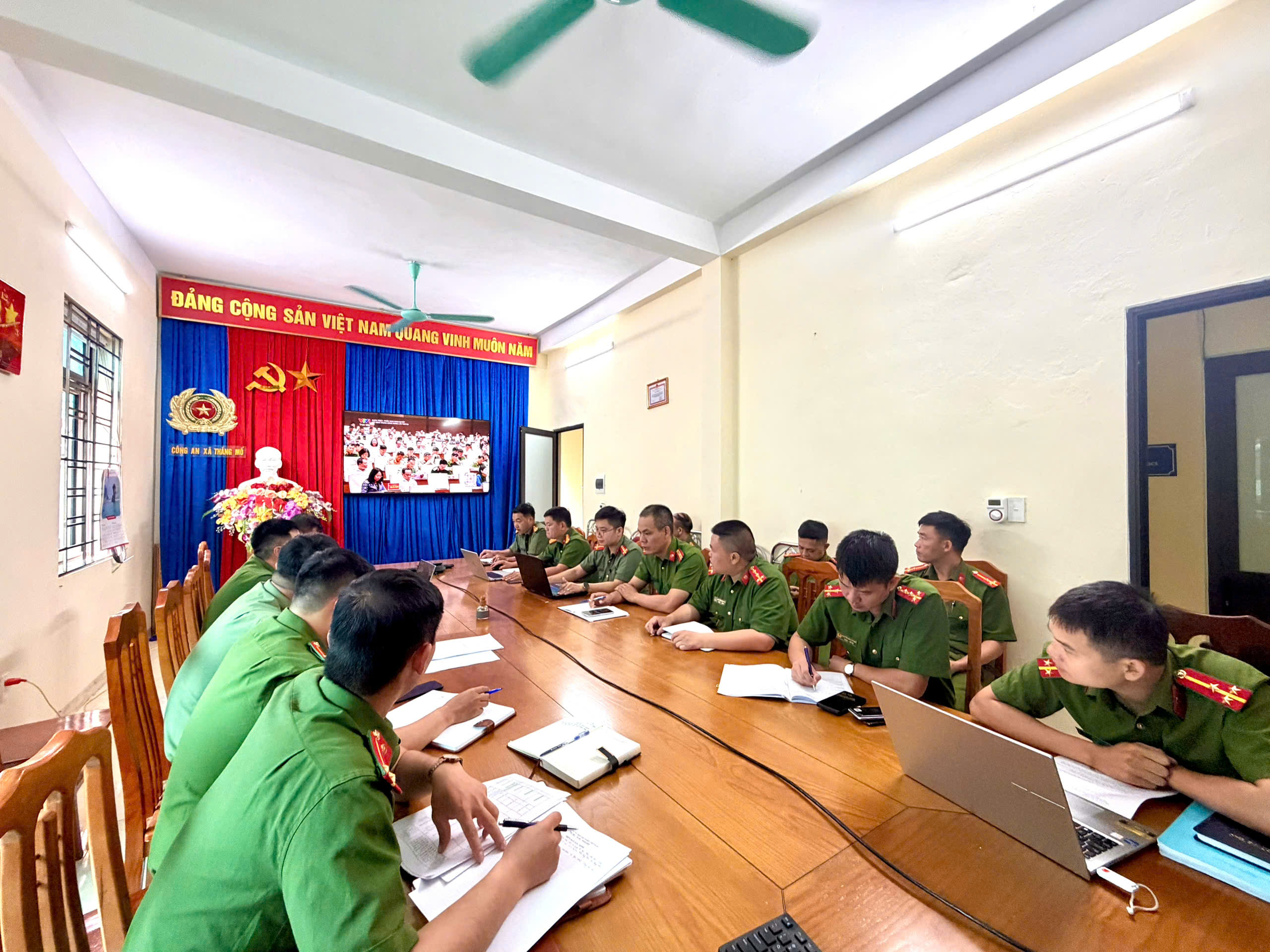 CÔNG AN XÃ THẮNG MỐ THAM GIA HỌC TẬP, QUÁN TRIỆT NGHỊ QUYẾT HỘI NGHỊ TRUNG ƯƠNG 3 KHÓA XIV