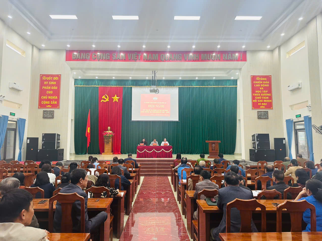 Hội đồng nhân dân huyện Chiêm Hóa tiếp xúc cử tri trước kỳ họp thứ chín HĐND huyện khóa XX tại thị trấn Vĩnh Lộc