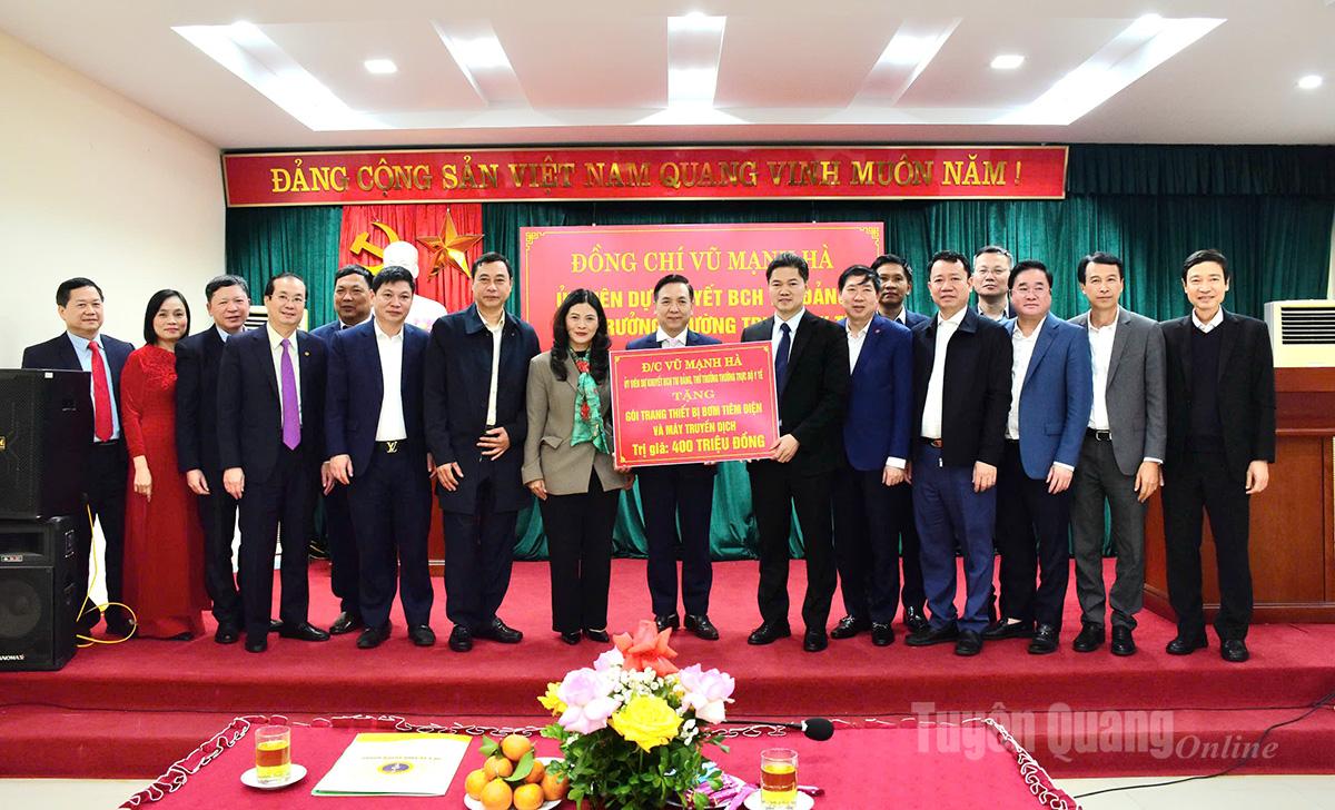 Thứ trưởng Thường trực Bộ Y tế Vũ Mạnh Hà làm việc với ngành Y tế Tuyên Quang