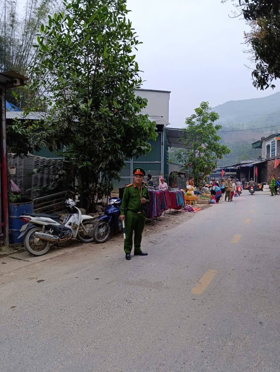 Công An xã Niêm Sơn tăng cường bảo đảm trật tự an toàn giao thông trước ngày bầu cử.