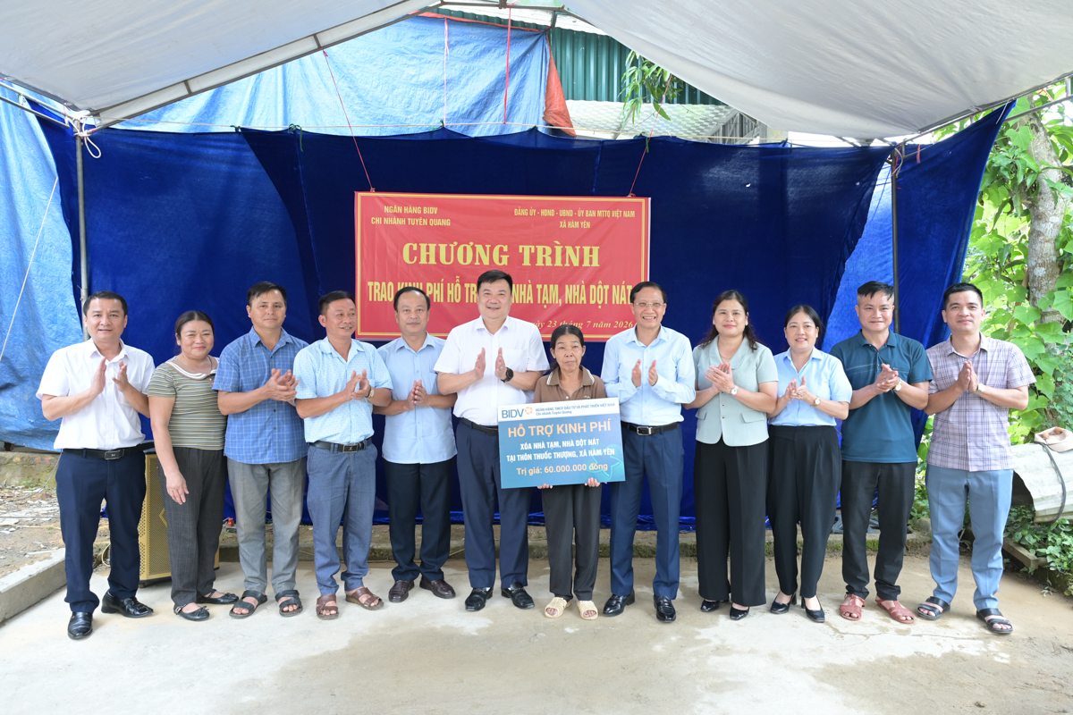 BIDV Tuyên Quang trao kinh phí hỗ trợ xóa nhà tạm, nhà dột nát tại xã Hàm Yên