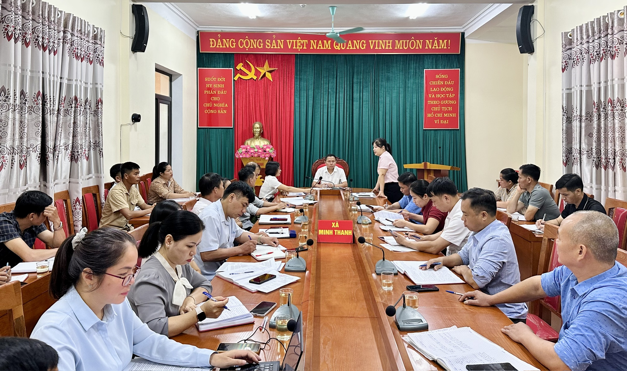 Ban đại diện Hội đồng quản trị NHCSXH xã Minh Thanh đánh giá kết quả hoạt động tín dụng chính sách quý II năm 2026