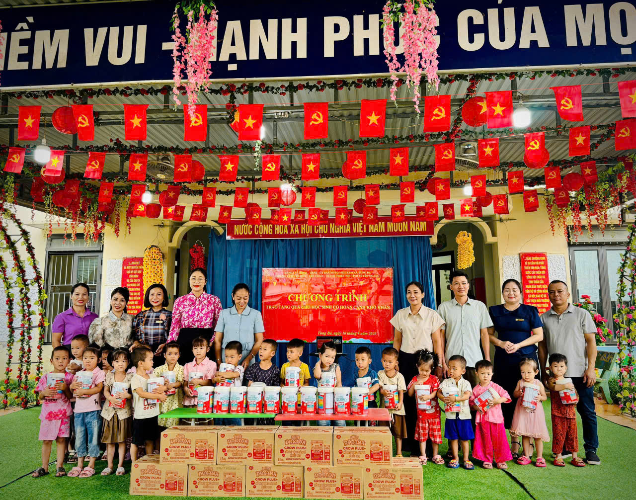            Đồng chí Đỗ Thị Khánh - Phó Giám đốc Trung tâm Văn hóa, Thể thao và Thanh thiếu nhi tỉnh Tuyên Quang thăm, tặng quà học sinh có hoàn cảnh khó khăn tại xã Tùng Bá