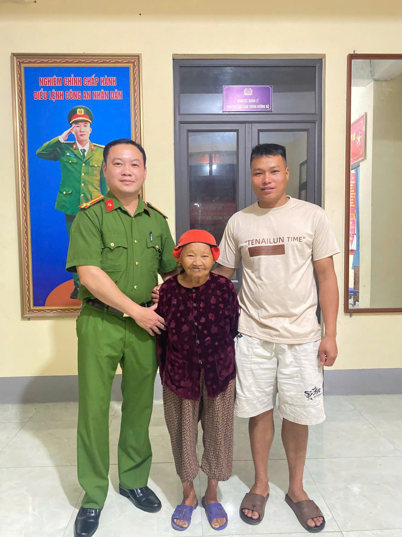 CÔNG AN XÃ TÂN QUANG TÌM ĐƯỢC NGƯỜI THÂN CHO CỤ BÀ ĐI LẠC