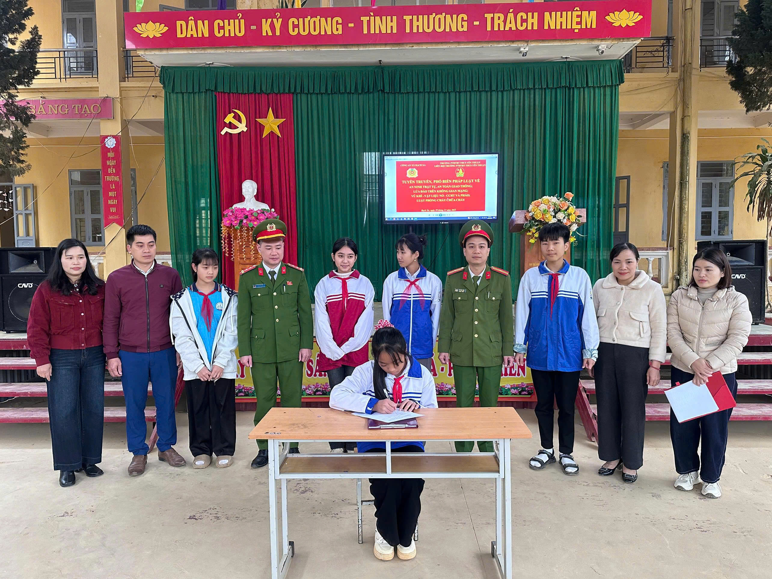 CÔNG AN XÃ BẠCH XA TUYÊN TUYỀN PHỔ BIẾN PHÁP LUẬT CHO HỌC SINH