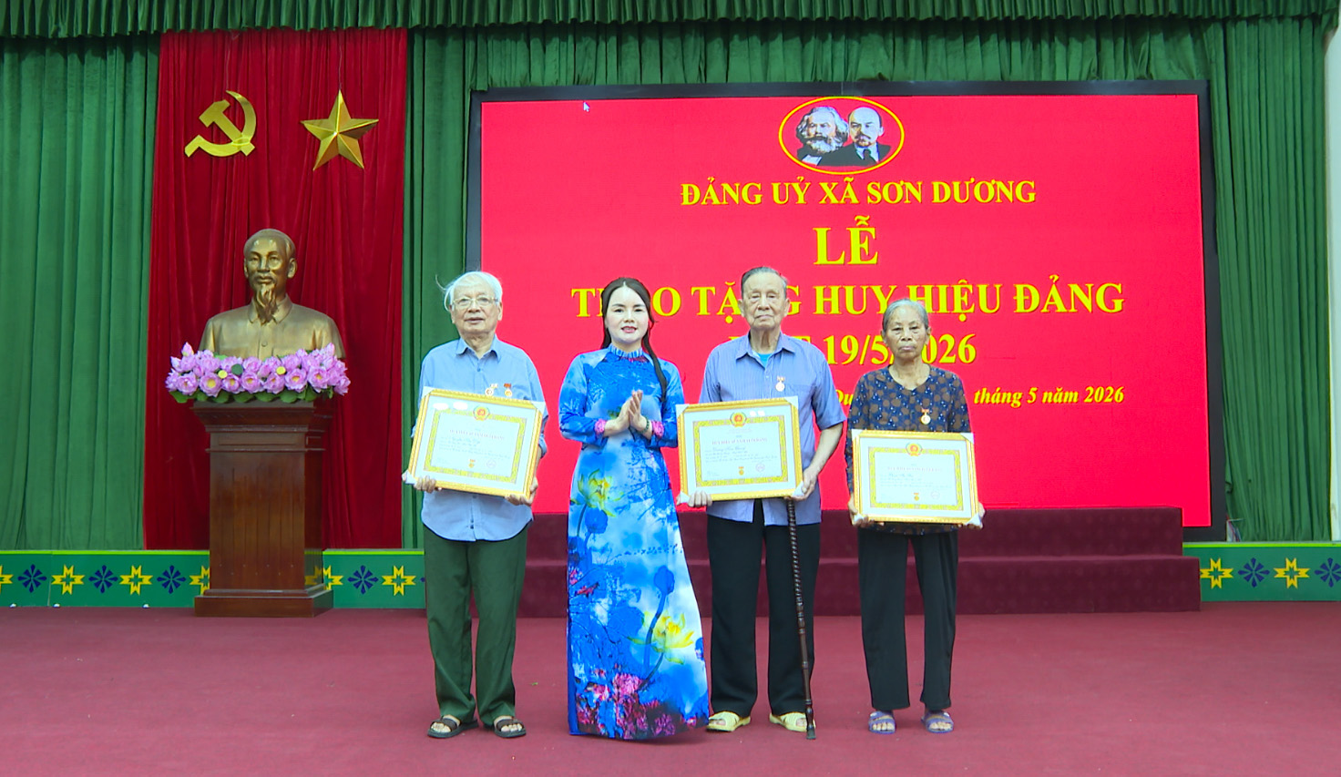 Đảng ủy xã Sơn Dương tổ chức Lễ trao tặng Huy hiệu Đảng đợt 19/5/2026