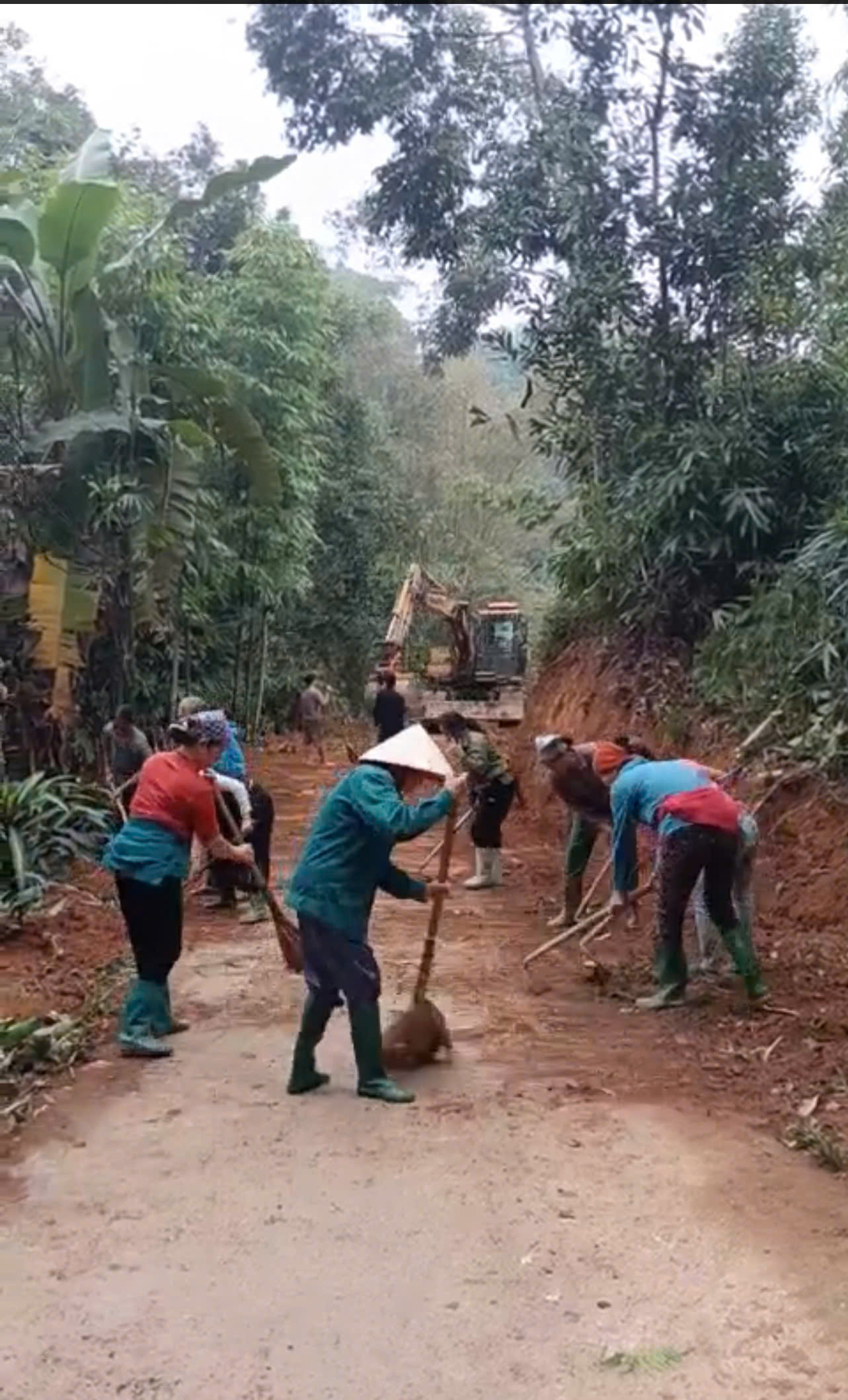 NHÂN DÂN THÔN CHÀNG THẲM HIẾN ĐẤT, GÓP SỨC MỞ RỘNG ĐƯỜNG GIAO THÔNG NÔNG THÔN VÀ MỞ MỚI ĐƯỜNG NỘI ĐỒNG