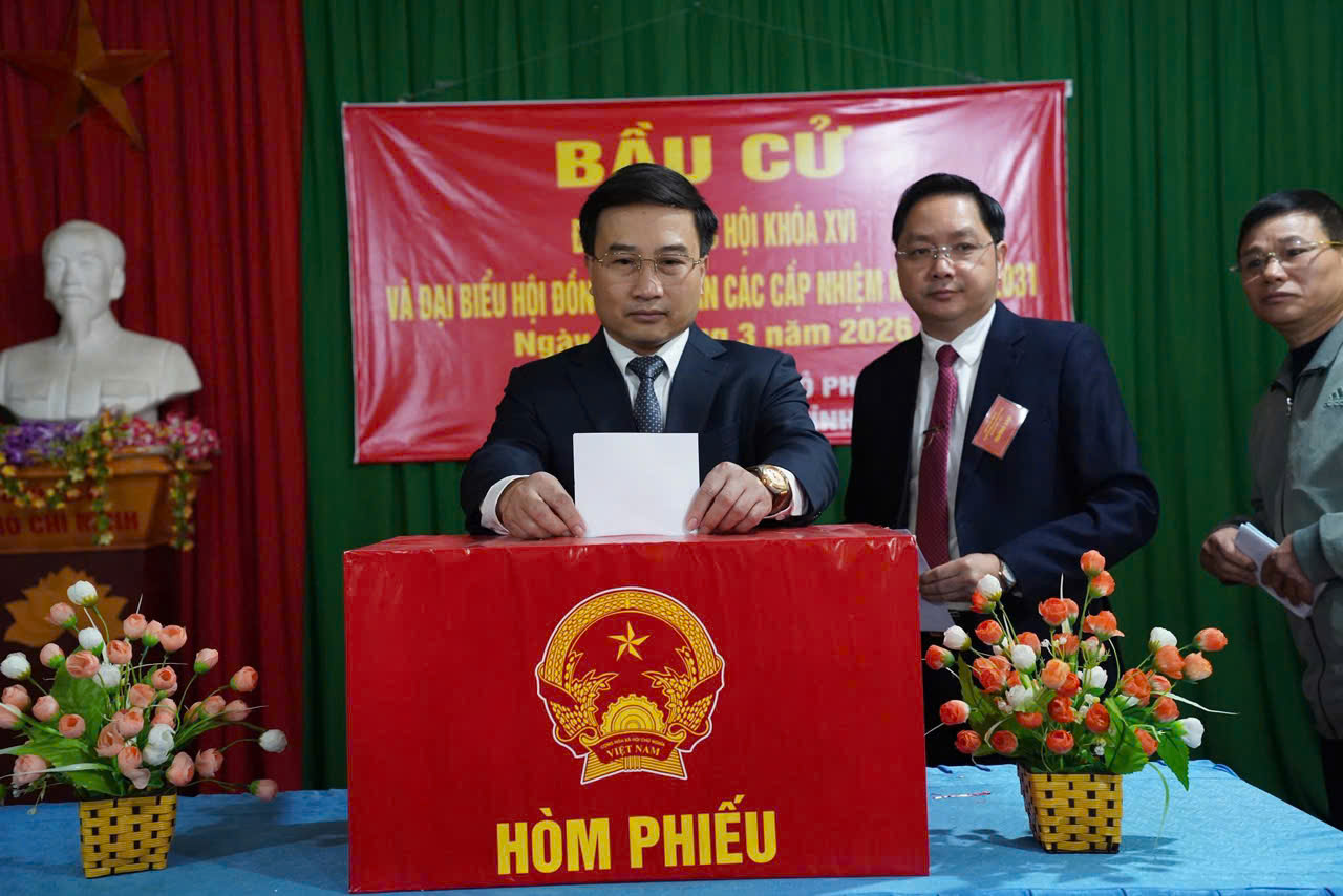 TÂN TRỊNH: CỬ TRI NÔ NỨC THAM GIA BẦU CỬ ĐẠI BIỂU QUỐC HỘI VÀ HĐND CÁC CẤP