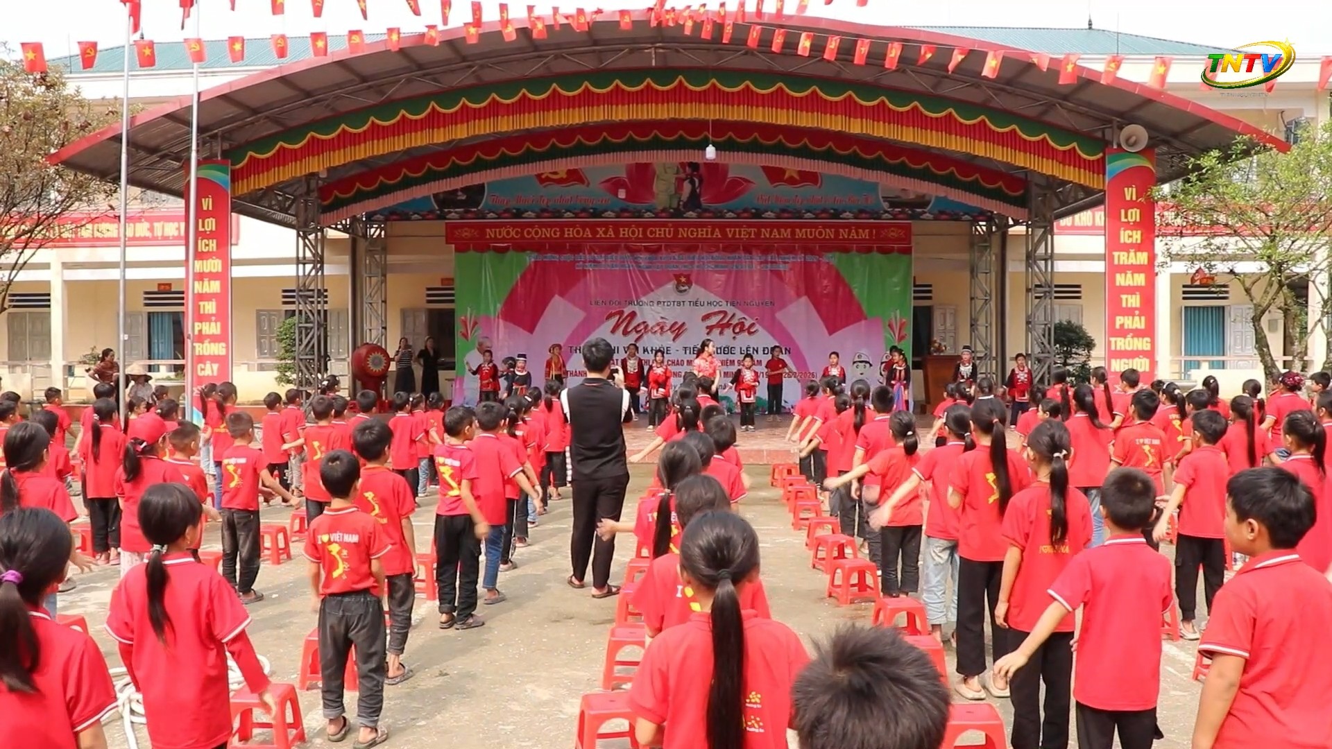 Liên đội nhà trường PTDTBT Tiểu học đã tổ chức Ngày hội “Thiếu nhi vui khỏe - Tiến bước lên Đoàn”