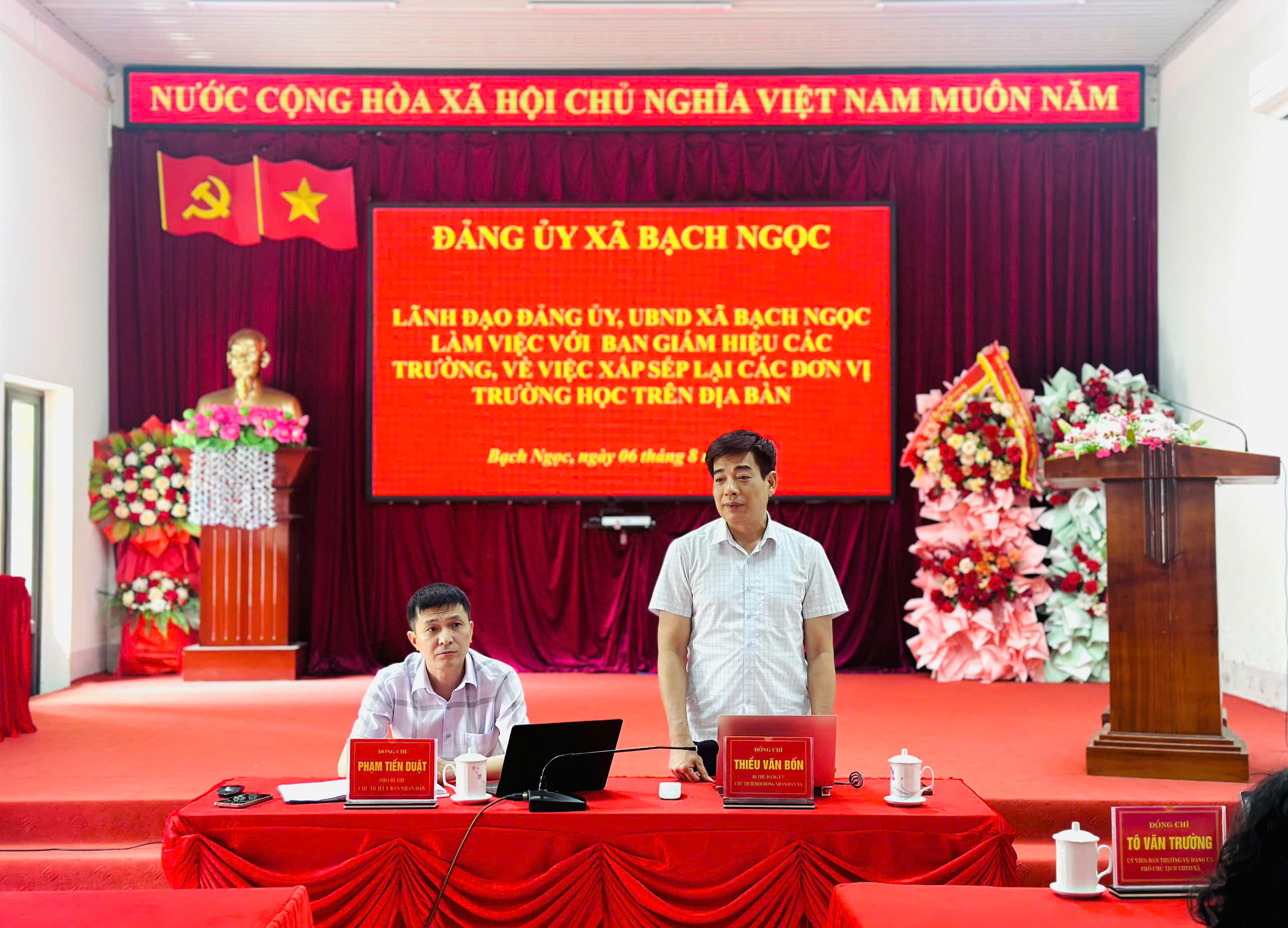 Lãnh đạo Đảng ủy, UBND xã Bạch Ngọc làm việc với ban giám hiệu các trường, về việc sắp xếp lại các đơn vị trường học trên địa bàn.