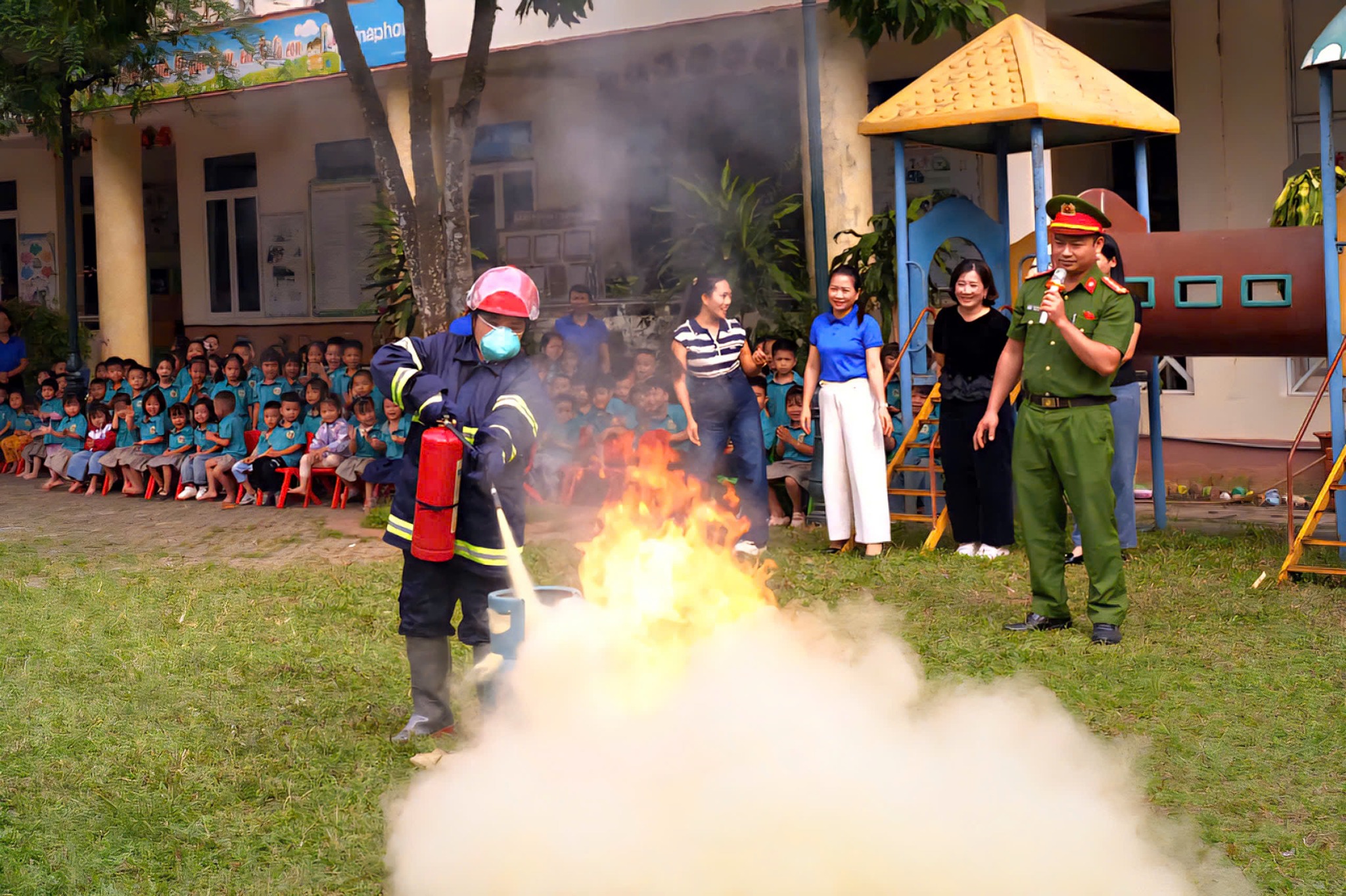 CÔNG AN PHƯỜNG NÔNG TIẾN TIẾP TỤC TRIỂN KHAI CÔNG TÁC TUYÊN TRUYỀN, PHỔ BIẾN KIẾN THỨC PHÁP LUẬT VỀ PHÒNG CHÁY CHỮA CHÁY VÀ THỰC HÀNH CHỮA CHÁY TẠI CÁC TRƯỜNG HỌC TRÊN ĐỊA BÀN PHƯỜNG