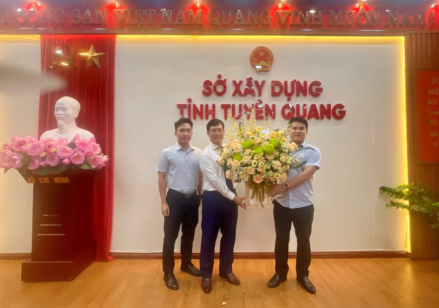 Chi đoàn Thanh niên tặng hoa và chụp ảnh lưu niệm chúc mừng đồng chí Trần Văn Sang