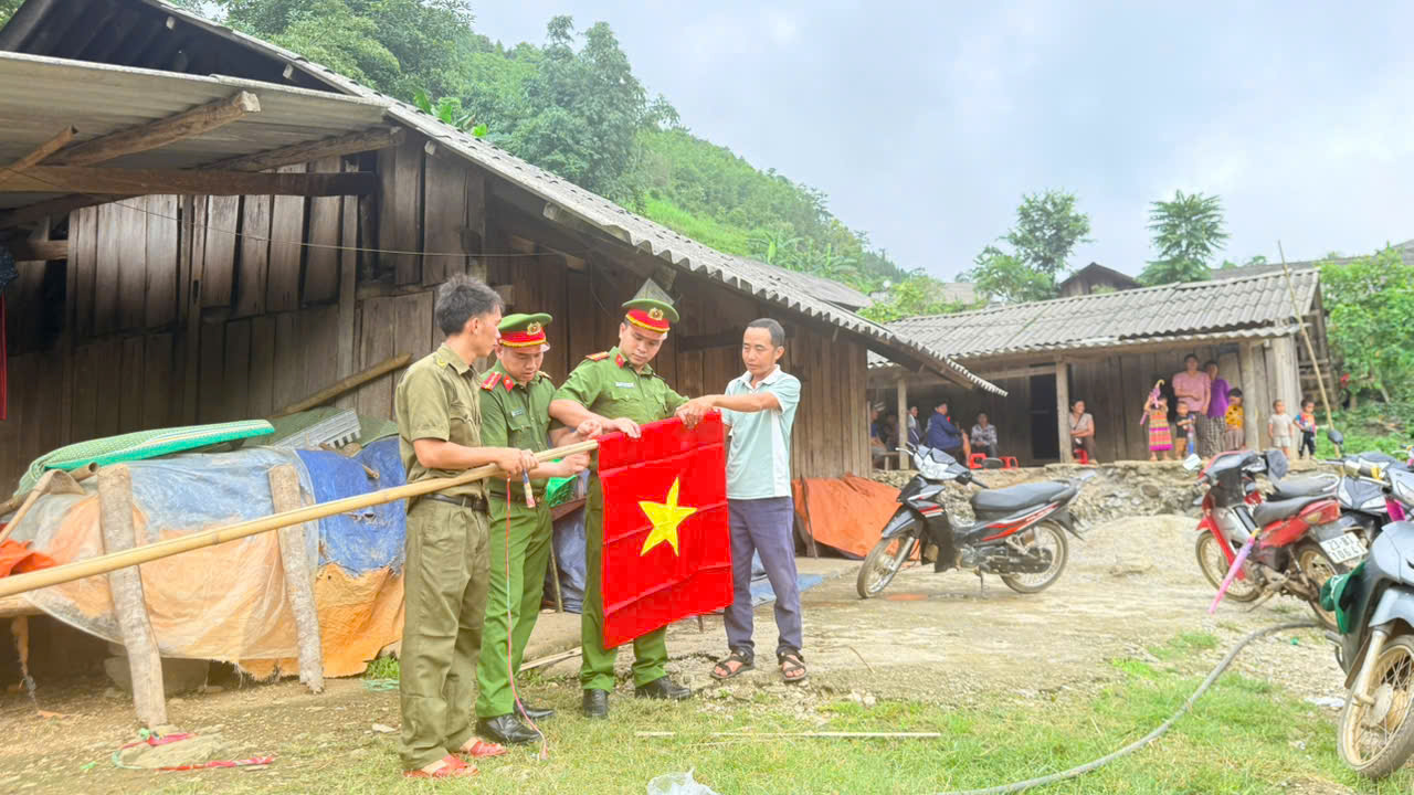 CÔNG AN XÃ MINH TÂN TẶNG CỜ TỔ QUỐC CHO NHÂN DÂN BIÊN GIỚI THÔN HOÀNG LỲ PẢ 