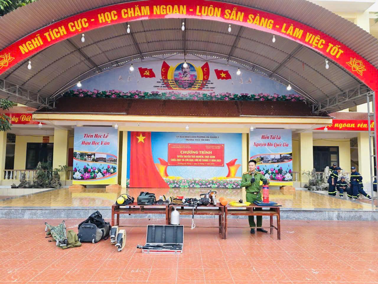 GẦN 2.000 GIÁO VIÊN, HỌC SINH ĐƯỢC THAM GIA TRẢI NGHIỆM, THỰC HÀNH CHỮA CHÁY VÀ CNCH