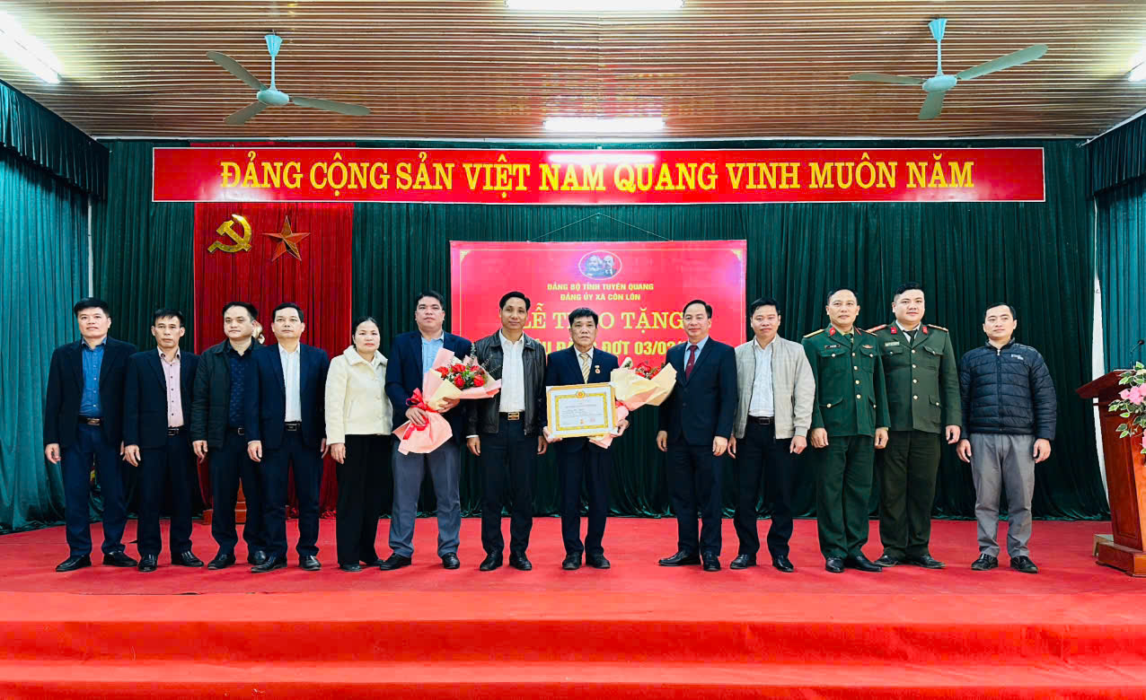  ĐẢNG ỦY XÃ CÔN LÔN TRAO TẶNG HUY HIỆU ĐẢNG ĐỢT 03/02/2026