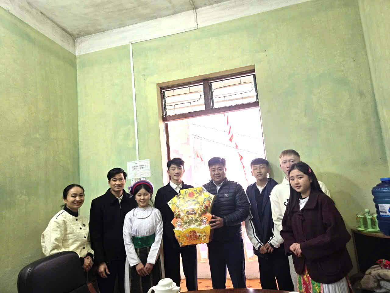 Cựu học sinh và lãnh đạo Trường THCS Cán Chu Phìn dâng hương Bác Hồ và chúc Tết các đồng chí lãnh đạo xã Khâu Vai