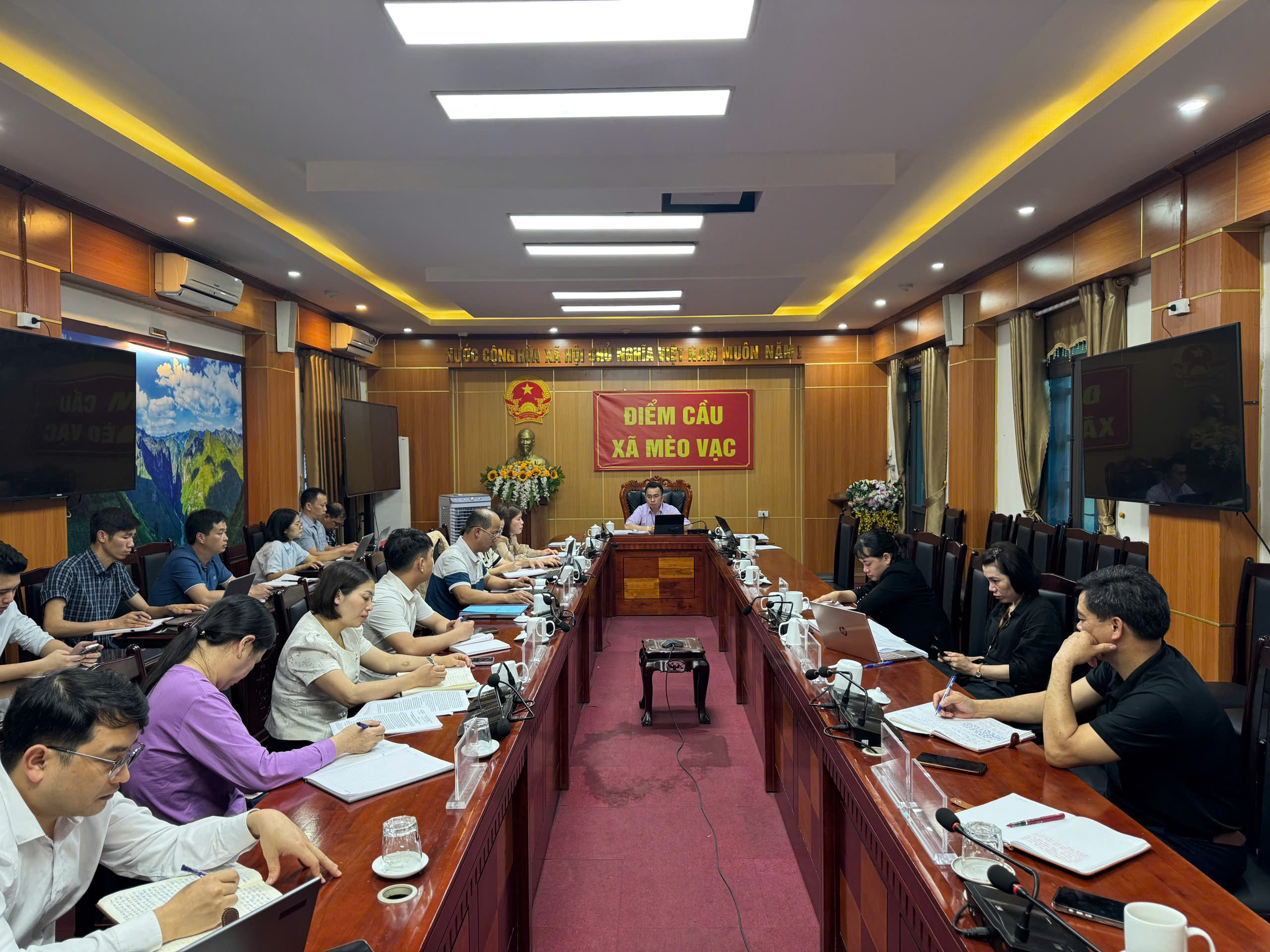 Chủ tịch UBND xã làm việc với Phòng Kinh tế và Văn phòng HĐND-UBND xã