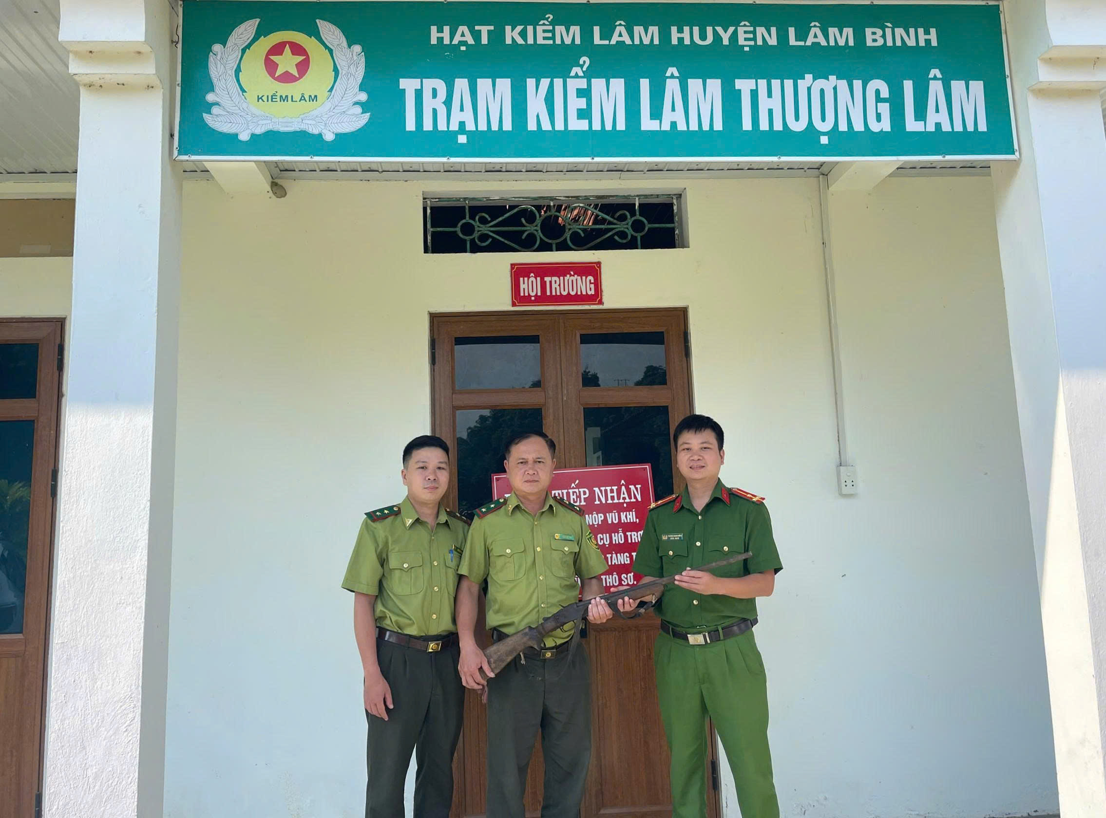 CÔNG AN XÃ THƯỢNG LÂM PHỐI HỢP GIỮ RỪNG, VẬN ĐỘNG THU HỒI VŨ KHÍ TỰ CHẾ